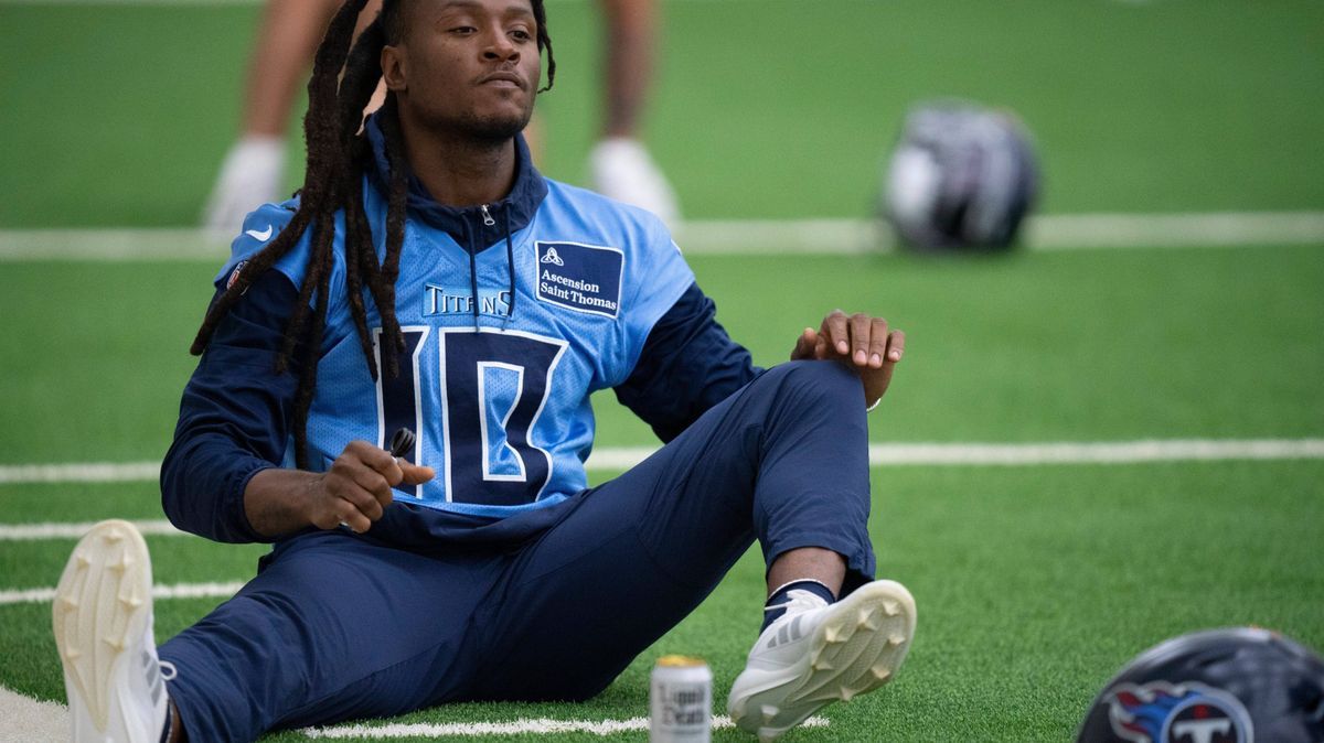 Syndication: The Tennessean Wide receiver DeAndre Hopkins (10) warms up during the Tennessee Titans mandatory mini-camp at Ascension Saint Thomas Sports Park in Nashville, Tenn., Tuesday, June 4, 2...