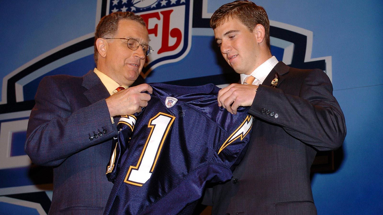 
                <strong>Draft 2004: Drama um Eli Manning</strong><br>
                Schon vor dem Draft 2004 war klar, dass es Ärger geben würde. Eli Manning galt als bester Spieler des Jahrgangs, ließ aber vorab durchblicken, dass er keine Lust habe für die damaligen San Diego Chargers zu spielen, die das erste Auswahlrecht besaßen. Sein bevorzugtes Team, die New York Giants, durften erst an Position vier ihren ersten Pick abgeben. Nachdem ein Trade vor dem Draft nicht zustande kam, entschieden sich die Chargers trotzdem für Manning. …
              