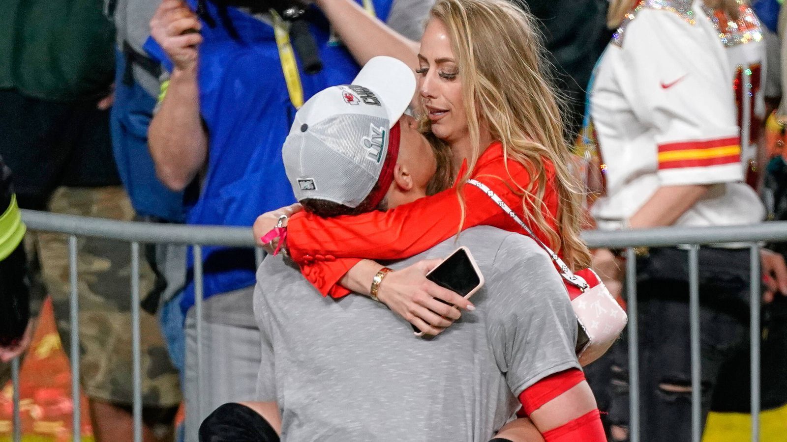 
                <strong>Frauen</strong><br>
                Patrick Mahomes ist mit Brittany Matthews verlobt. Es ist eine waschechte Jugendliebe, mit ihr ist er bereits seit der High-School-Zeit zusammen. Matthews ist eine ehemalige professionelle Fußballspielerin, die im Jahr 2017 unter anderem in Island bei UMF Afturelding/Fram spielt, aber schon nach einigen Monaten wieder zurück in die USA kommt, um Mahomes in Kansas City zu unterstützen. In der Zwischenzeit gründet Matthews ein eigenes Online-Fitness-Portal mit dem Namen "Brittany Lynne Fitness" und schafft sich so ein eigenes Unternehmen. Das erste Kind ist unterwegs.
              