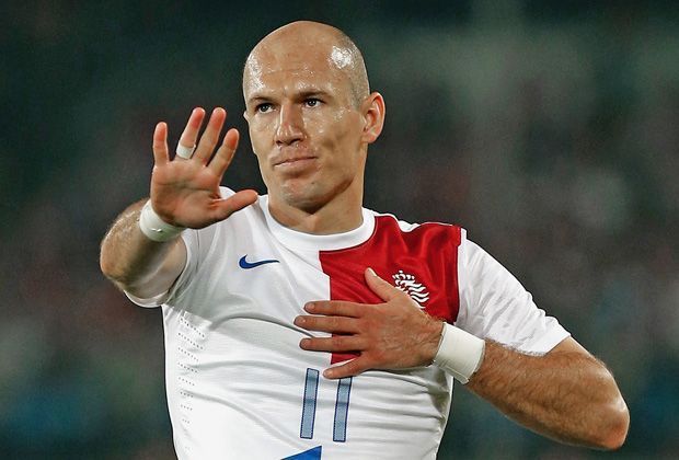 
                <strong>Im Fokus: Arjen Robben</strong><br>
                Der Flügelspieler vom FC Bayern ist während der Saison der wohl konstanteste Münchner. Mit 37 Torbeteiligungen aus 43 Pflichtspielen bestätigt der 30-Jährige seine Form und hofft, auch bei der WM für Furore zu sorgen.
              