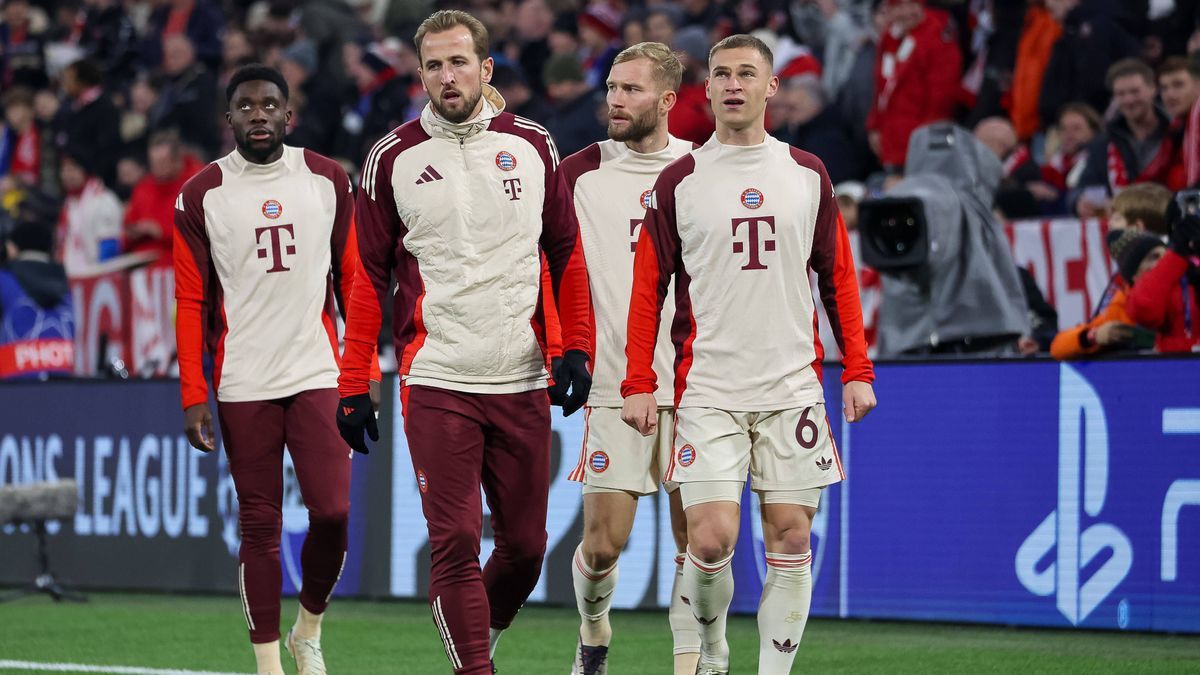 Harry Kane (FC Bayern Muenchen, 09) mit Joshua Kimmich (FC Bayern Muenchen, 06) und Konrad Laimer (FC Bayern Muenchen, 27), mit Alphonso Davies (FC Bayern Muenchen, 19) beim Aufwaermen vor dem Spie...