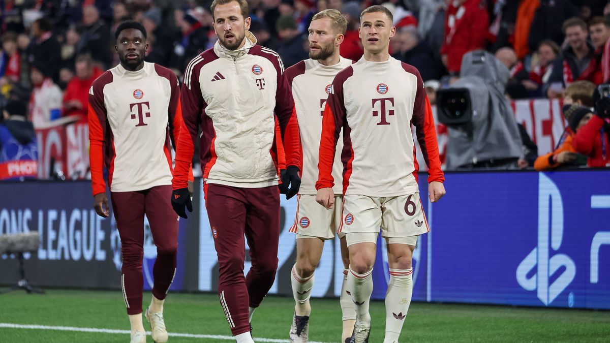 Harry Kane (FC Bayern Muenchen, 09) mit Joshua Kimmich (FC Bayern Muenchen, 06) und Konrad Laimer (FC Bayern Muenchen, 27), mit Alphonso Davies (FC Bayern Muenchen, 19) beim Aufwaermen vor dem Spie...