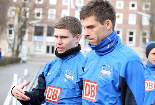 
                <strong>Neuer Konkurrent für Kraft</strong><br>
                Hertha BSC verpflichtete in der Winterpause den norwegische Nationaltorhüter Rune Jarstein (r.) als etatmäßige Nummer zwei hinter Stammkeeper Thomas Kraft (l.). Weiter mit den Profis trainiert auch Marius Gersbeck, der beim Sieg gegen den BVB zwischen den Pfosten stand
              