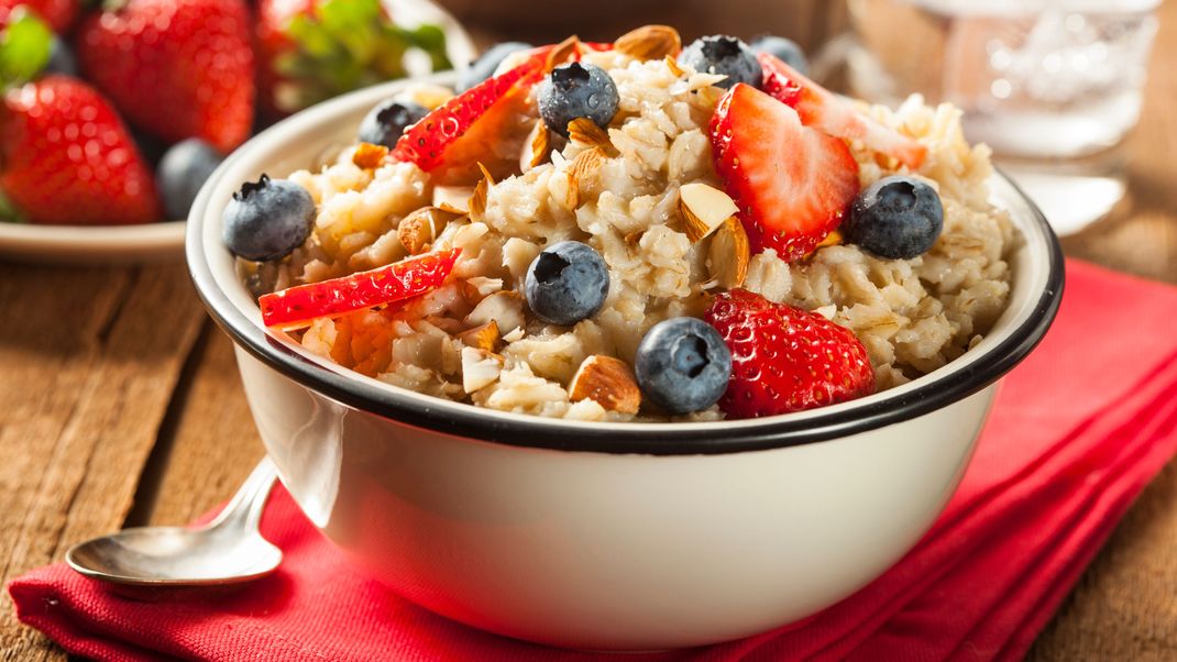 Gesundes selbstgemachtes Müsli mit Haferflocken eignet sich perfekt als Frühstück