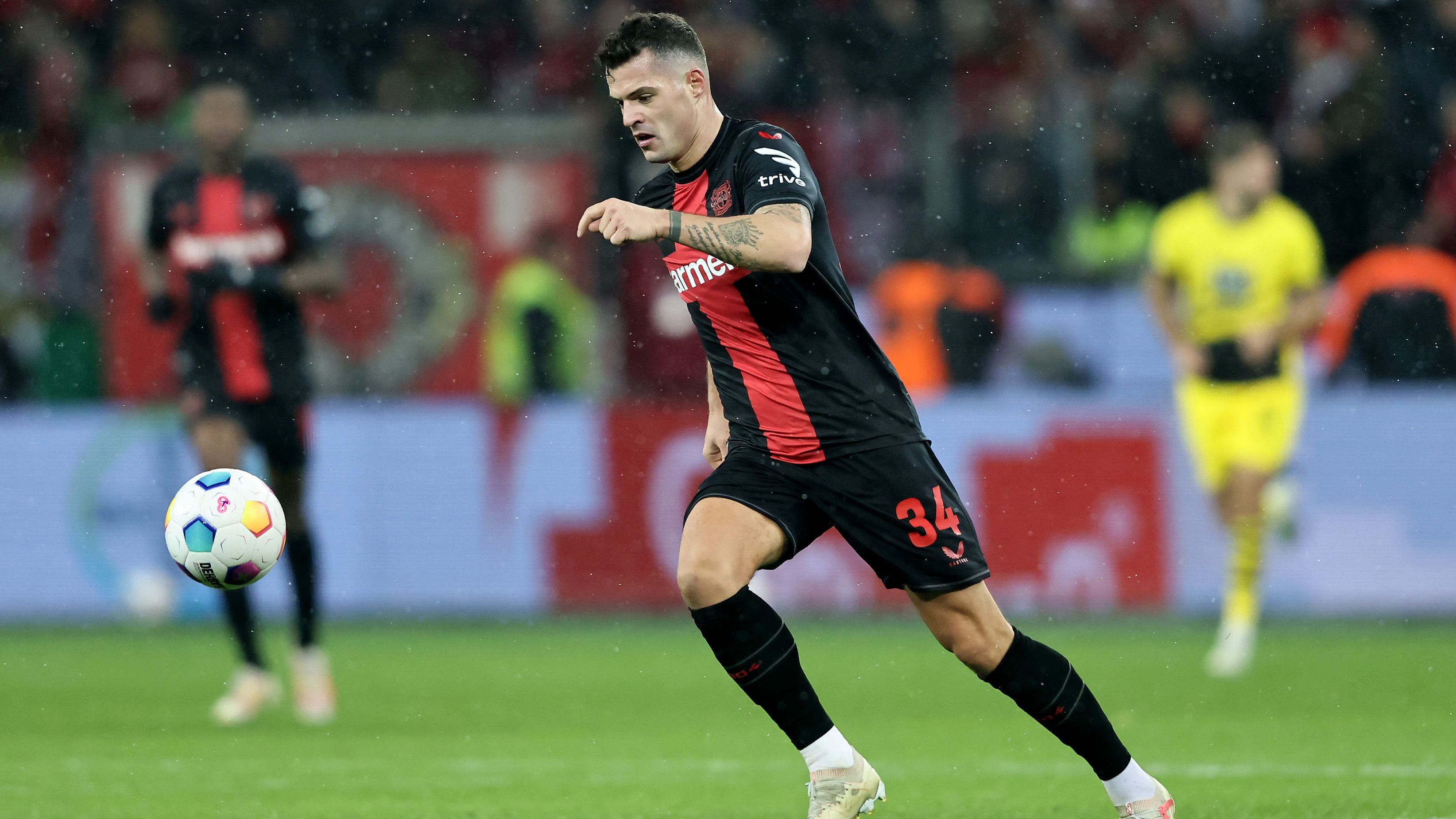 <strong>Höchste Laufdistanz (Spieler)<br></strong>1. Platz: Granit Xhaka (Bayer Leverkusen) - 202 km<br>2. Platz: Lennard Maloney (1. FC Heidenheim) - 201,8 km<br>3. Platz: Alejandro Grimaldo (Bayer Leverkusen) - 198 km