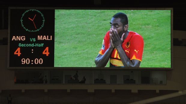 
                <strong>10. Januar 2010: Angola - Mali 4:4</strong><br>
                Die Nationalmannschaft Angolas verzückte die Fans zum Auftakt des Afrika Cups im eigenen Land gegen Mali - zumindest in den ersten 78 Minuten. Denn bis dahin führte der Afrika-Cup-Gastgeber souverän mit 4:0. Was dann passierte, ist kaum in Worte zu fassen, denn die Malier kamen in der verbleibenden Spielzeit noch zu einem 4:4-Unentschieden. Seydou Keita (zwei Tore) und Frederic Kanoute leiteten mit ihren Treffern die sensationelle Wende ein, Mustapha Yatabare vollendete das Wunder von Luanda mit seinem Ausgleichstreffer in der vierten Minute der Nachspielzeit. Kleiner Trost für Angola: Der Gastgeber überstand die Gruppenphase trotz des unglücklichen Auftakt-Unentschieden als Erster, unmittelbar vor Mali.
              