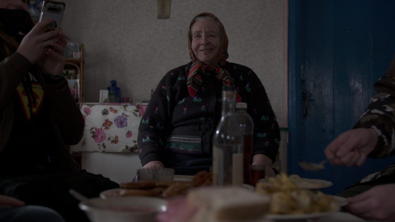Diese alte Frau kehrte in die verlassene Stadt Pripjat zurück, ihre Heimat.