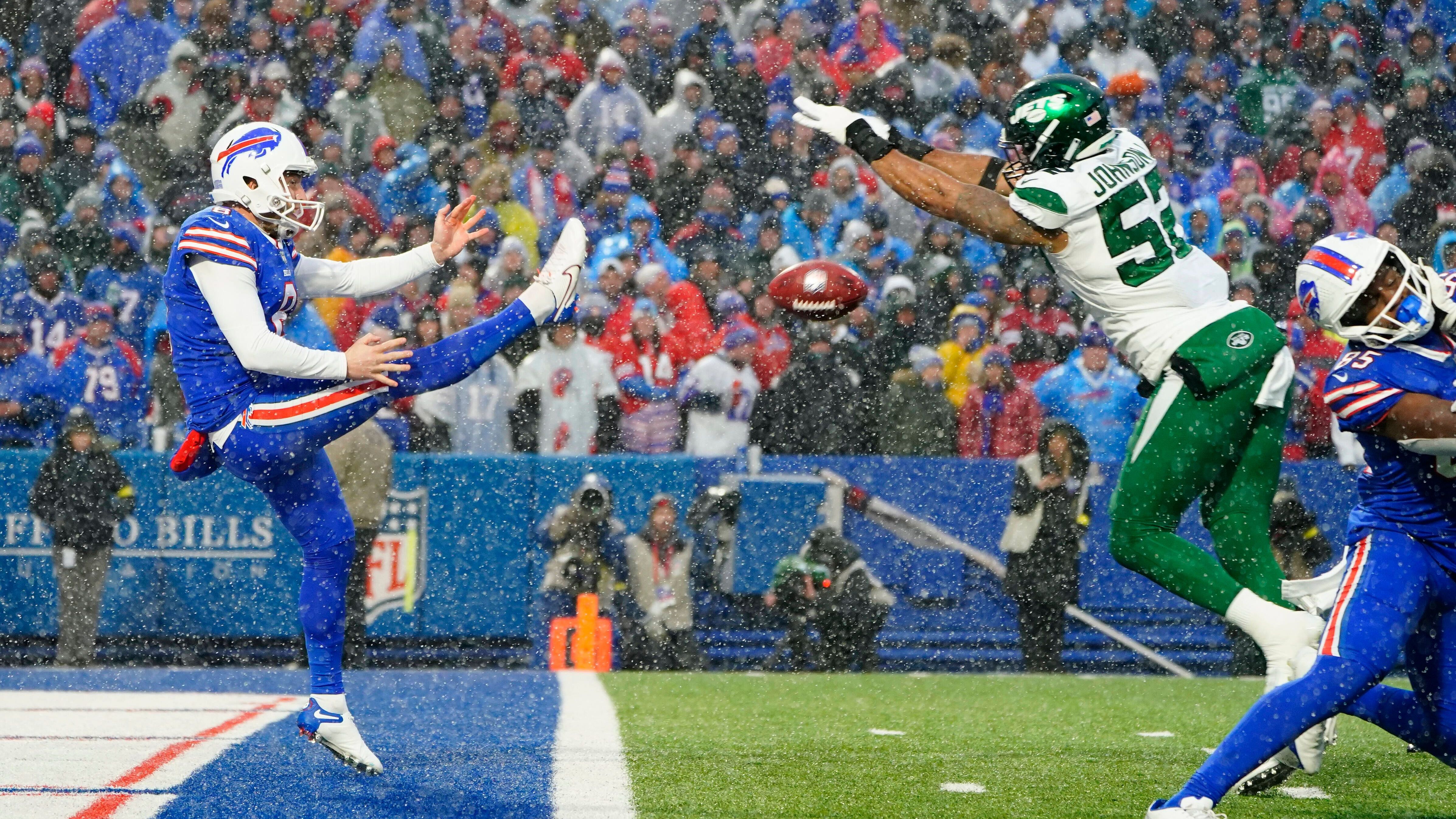 <strong>Platz 16: Buffalo Bills</strong><br>Das Herzstück des Bills Special Teams ist der Punt. Durchschnittlich 46 Yards drischt Punter Sam Martin den Ball in die gegnerische Hälfte. Auf der anderen Seite liefern die Bills-Punt-Returner starke Zahlen. Selbst die Defensive scheint gegen den Punt bestens zu funktionieren. Mit 2234 zugelassenen Yards (bei 70 Versuchen) belegen sie NFL-Platz zwei. Der Rest des Special Teams ist Mittelmaß.
