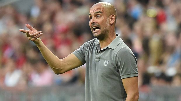 
                <strong>Pep Guardiola</strong><br>
                7. Min: Pep dirigiert, tigert an der Linie. Linke Hand über den Kopf, rechte in der Hüfte. Eine Ansage an Adarabioyo. Dann zur Bank, kurz setzen, wieder aufstehen. Vorne an die Linie.
              