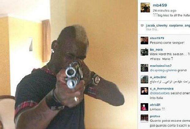 
                <strong>Mit Gewehr im Anschlag</strong><br>
                Balotelli ist vor allem in Italien geliebt und gehasst. Der exzentrische Stürmer postete kurz nach dem Scheitern der Squadra Azzurra bei der WM bei Instagram ein Bild mit Gewehr im Anschlag. Dazu schrieb er: "Ein dickes Küsschen an alle, die mich hassen."
              