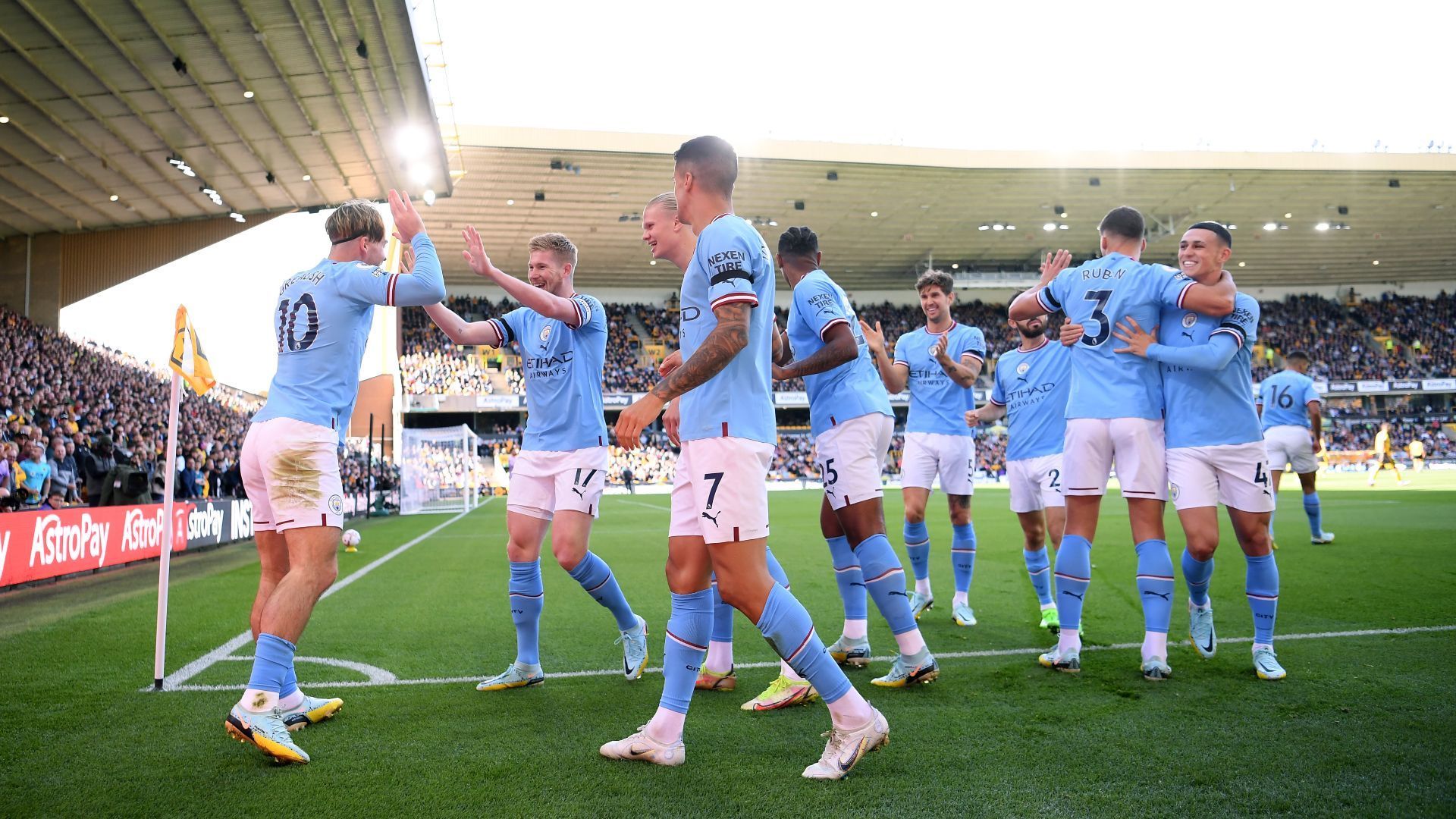 
                <strong>Manchester City: Platz 1 bei den Vereinen des Jahres</strong><br>
                Den wohl größten Spott rief aber die Wahl Manchester Citys zum Verein des Jahres hervor. Allerdings muss man dazu wissen, dass mit der neuen Auszeichnung nicht die Leistung des Männer-Teams gewürdigt wird, sondern der Gesamtverein. Entscheidend ist, von welchem Klub die meisten Spieler und Spielerinnen in den den Shortlists vertreten sind. Und da hatte eben ManCity die Nase vorn.
              