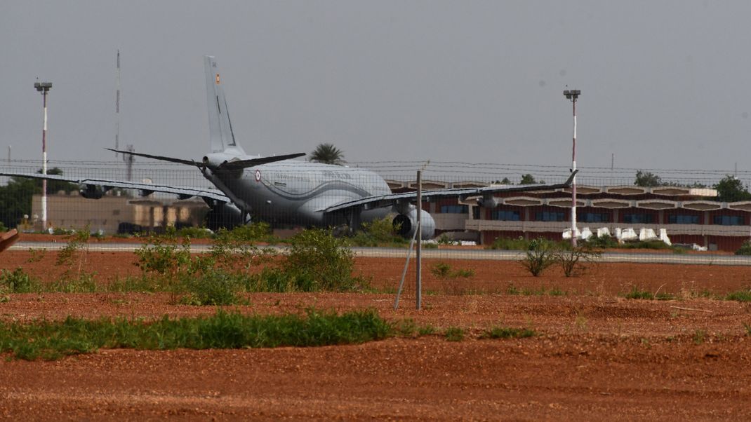 Ein französicher Airbus der französischen Luftwaffe steht auf dem internationalen Flughafen von Niamey. 