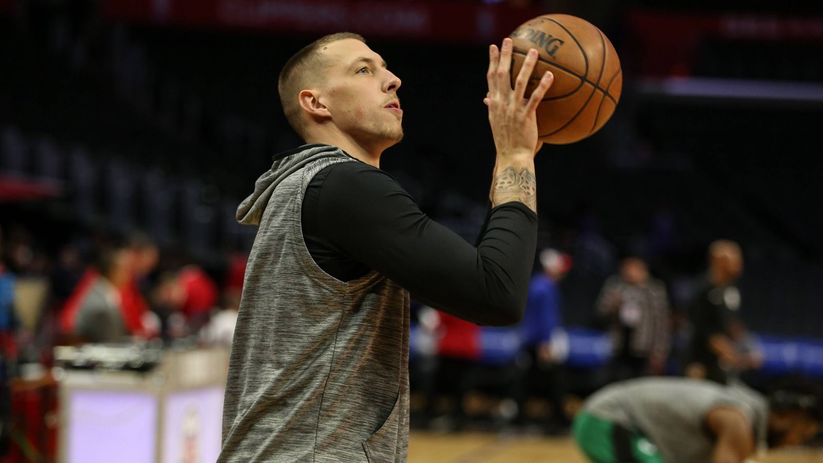 
                <strong>Daniel Theis (Boston Celtics) </strong><br>
                Auch Daniel Theis durfte in der Offseason einen neuen Vertrag unterschreiben. Der Power Forward verdient in den kommenden beiden Spielzeiten jeweils fünf Millionen US-Dollar. Der gebürtige Niedersachse hatte vergangene Saison eine durchschnittliche Einsatzzeit von knapp 14 Minuten und erzielte im Schnitt 5,7 Punkte. In der Saisonvorbereitung war er nun von einer Hüftverletzung geplagt und verpasste dadurch einen Teil der Preseason. Bundestrainer Rödl sagt über Theis: "Er ist sehr vielseitig und kann seiner Mannschaft sowohl in der Offensive wie auch in der Defensive helfen."
              