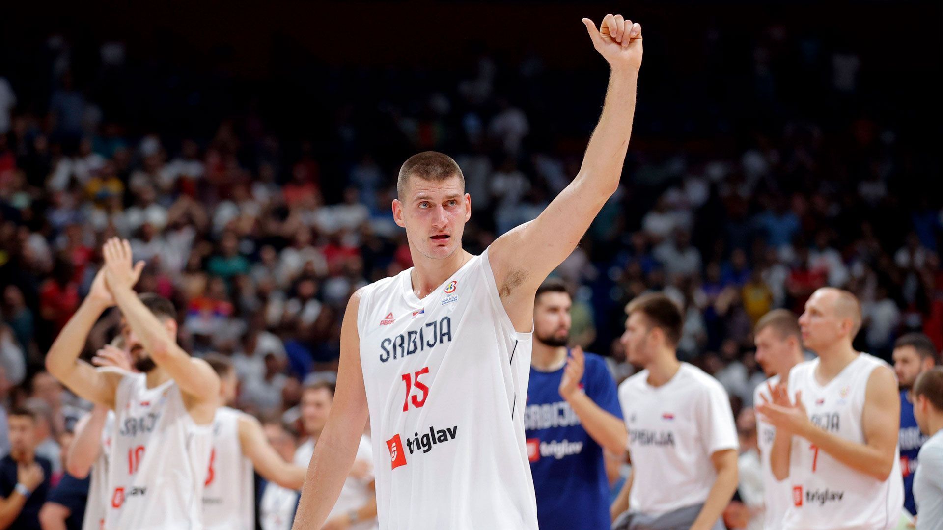 
                <strong>Nikola Jokic (Center, Serbien / Denver Nuggets)</strong><br>
                Zu den zwei bis drei besten europäischen Basketballspielern zählt derzeit Serbiens Nikola Jokic. In den vergangenen beiden Spielzeiten gewann der Center die Auszeichnung als wertvollster Spieler der NBA. Für einen starken Playoff-Run fehlte Jokic allerdings Unterstützung im eigenen Team. Das beste Ergebnis erreichte Denver mit Jokic 2020, als die Nuggets erst in den Conference Finals an den Lakers scheiterten. Neben seinen beiden MVP-Auszeichnungen ist der spielstarke Center zudem viermaliger All-Star. 2019, 2021 und 2022 war er Teil des All-NBA First Teams. Jokic besticht seit Jahren neben fabelhaften Statistiken vor allem mit seinem Spielwitz. Obwohl er als Center aufläuft, ist er einer der besten Passgeber der NBA. 
              