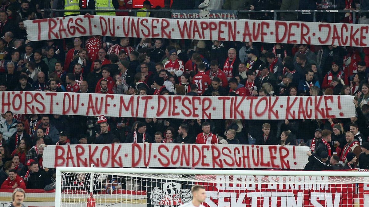 Mainzer Ultras mit Banner gegen den Mainzer Spieler Barkok 30.10.2024, Fußball, DFB-Pokal 2024 25, 2. Runde, 1. FSV Mainz 05 - FC Bayern München, MEWA Arena, Mainz, Deutschland, zmdz, ** DFB & DFL ...