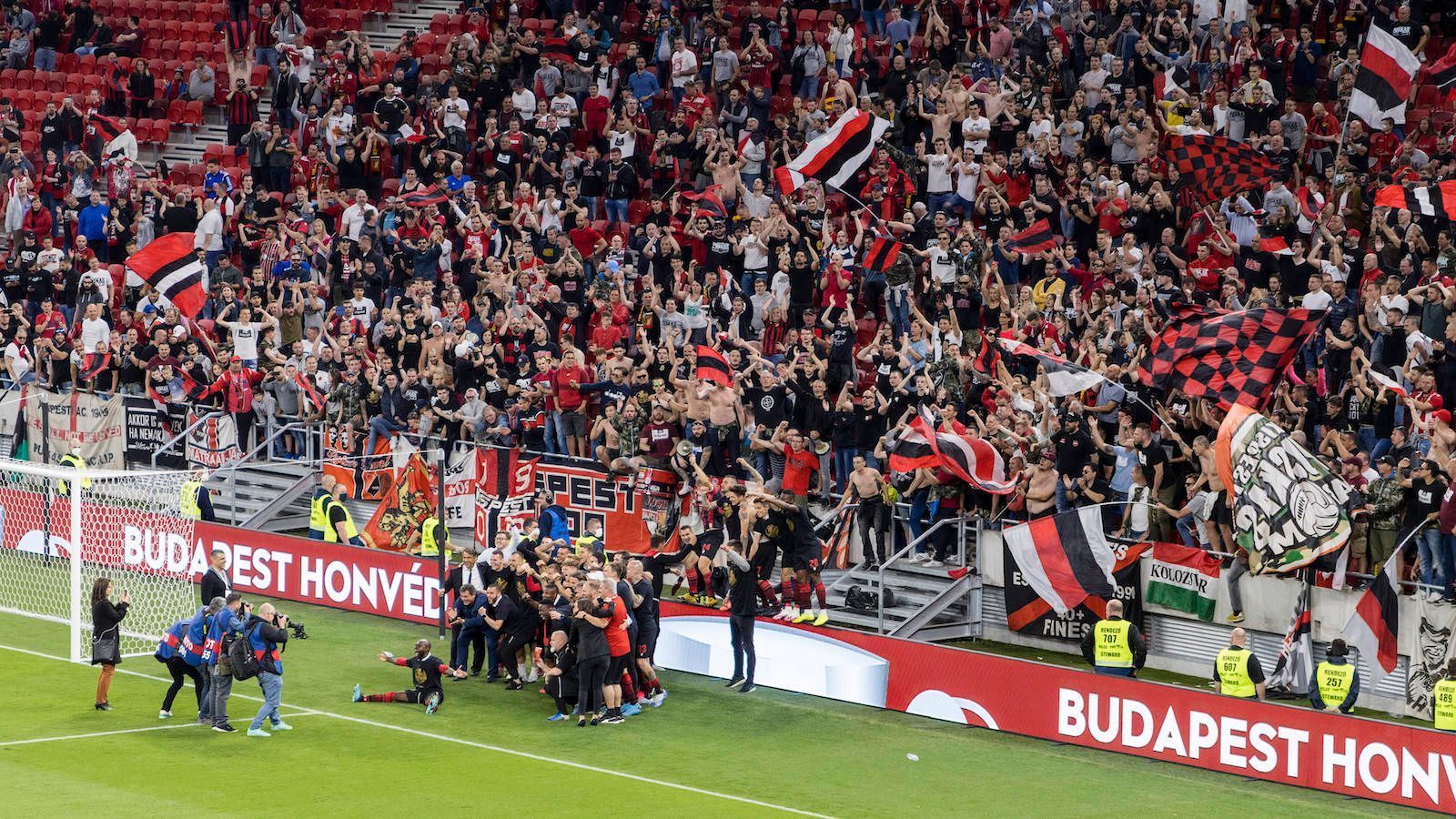 
                <strong>Honved-Fans feiern den Pokalsieger</strong><br>
                Die siegreichen Honved-Spieler suchen nach dem Spiel die Nähe zu ihren Anhängern. Das mit dem Abstand halten funktioniert bei den Fans nicht wirklich...
              