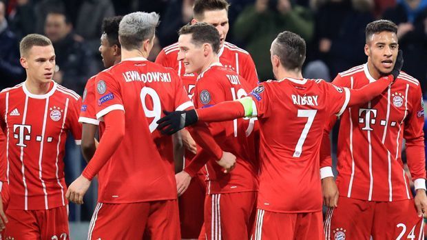 
                <strong>4. FC Bayern</strong><br>
                Unter Jupp Heynckes hat sich der FC Bayern um gefühlt 20 Plätze verbessert. Das 3:1 gegen Paris hat zwar nicht zum Gruppensieg gereicht, aber immerhin dafür, ein Ausrufezeichen zu setzen: Mit dem Rekordmeister ist zu rechnen. Auch wenn als Gruppenzweiter ein Hammerlos droht.
              