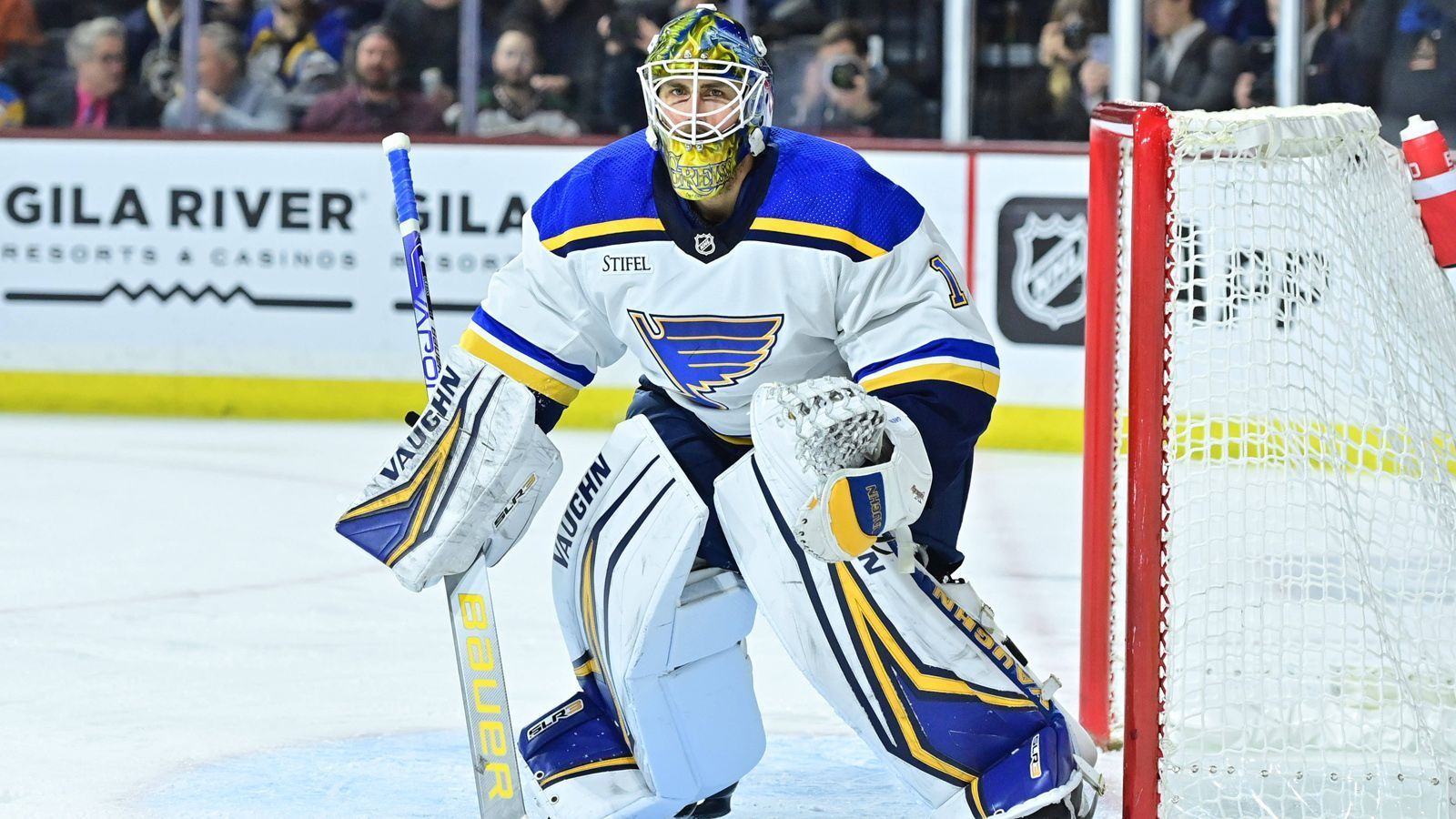 
                <strong>Thomas Greiss (St. Louis Blues)</strong><br>
                Wie geht es weiter mit dem Keeper-Routinier? 37 Jahre ist Greiss inzwischen alt und seine Zukunft völlig offen. Nach dem Ende bei den Red Wings unterschrieb er für die Saison 2022/23 bei den St. Louis Blues. Keeper Nummer 1 ist er dort aber nicht, so kam der Deutsche nur in 21 Spielen zum Einsatz, in 16 davon als Starter. "Ich durfte nicht so viel spielen, hatte ein paar gute Spiele, aber auch schlechte Spiele", bilanzierte er bereits bei "NHL.com" seine Saison, in der es nicht für die Playoffs reichte. Ob er nach 13 Jahren in der NHL noch eine Saison dranhängt, hängt vor allem davon ab, ob und welche Angebote kommen.
              