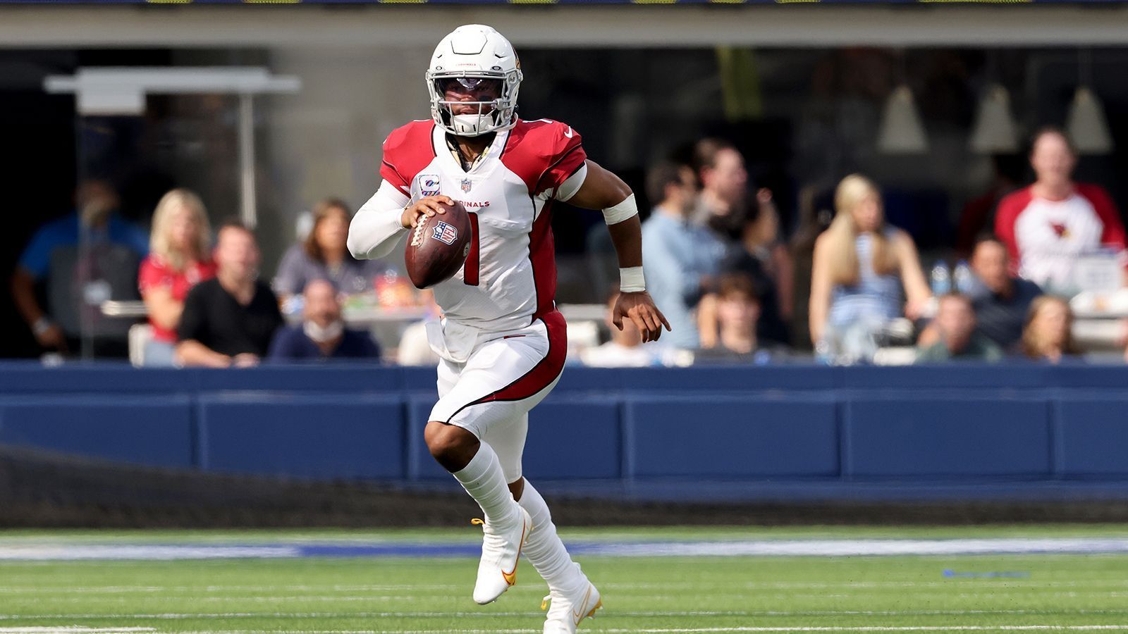 
                <strong>Kyler Murray (QB, Arizona Cardinals)</strong><br>
                Quarterback Kyler Murray entwickelt sich in seinem dritten Jahr in der NFL zu einem MVP-Kandidaten. Der erste Pick des NFL Drafts 2019 führte seine Arizona Cardinals zu vier Siegen aus den ersten vier Partien. Besonders seine Improvisationsfähigkeiten stechen in der aktuellen Spielzeit hervor. Immer wieder erkauft er sich mit seiner Mobilität Zeit, um doch noch den Pass werfen zu können oder erläuft das First Down auf eigene Faust. Die Cardinals gegen die San Francisco 49ers live, ab 22:25 Uhr auf ProSieben MAXX und ran.de
              