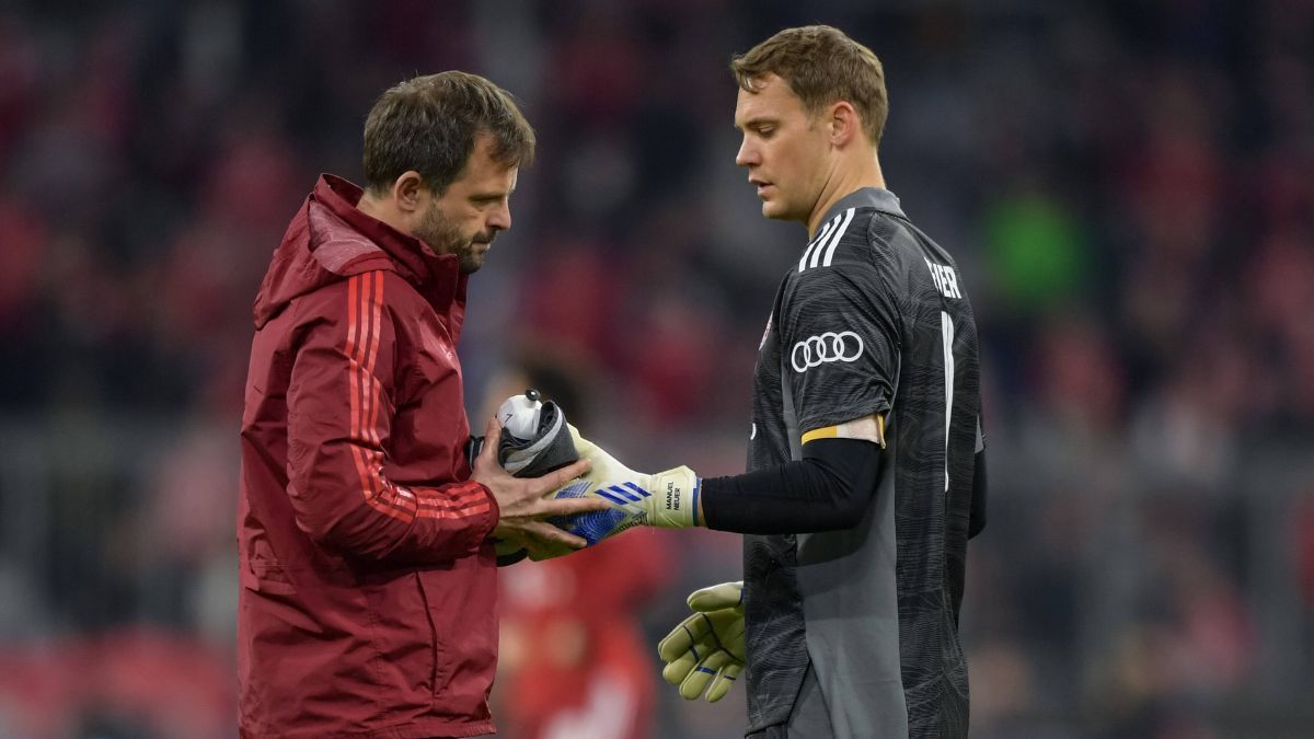 
                <strong>Neuers "Herz rausgerissen"</strong><br>
                Daraufhin äußerte sich der schwerverletzte Manuel Neuer hochemotional in zwei Zeitungsinterviews, klagte bei "The Athletic", er habe das Gefühl, ihm sei sein Herz rausgerissen worden. Ob es einen Zusammenhang zwischen den enttäuschenden Bundesliga-Ergebnissen und dem Medienrummel um Tapalovic gab? Jedenfalls hat dieser sicher nicht geholfen.
              