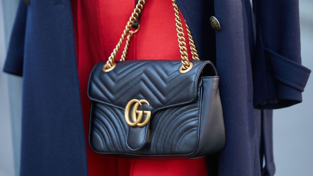 Gucci 'GG Marmont' Samt-Schultertasche in Schwarz