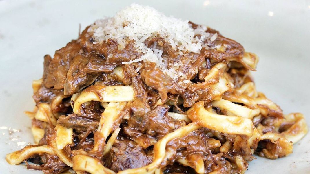 So sieht die echte Bolognese aus! Tagliatelle, Fleisch-Soße und einen Hauch Parmesan.