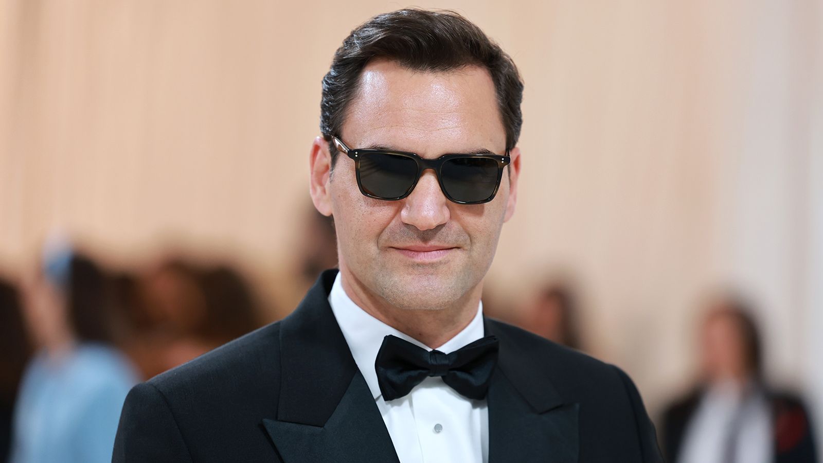 
                <strong>Roger Federer</strong><br>
                Als Co-Gastgeber der Veranstaltung hielt sich Roger Federer klassisch an Anzug und schwarze Sonnenbrille a la "James Bond". Der ehemalige Tennisprofi führte gemeinsam mit Dua Lipa, Penelope Cruz und Michaela Coel durch den Abend. Die Rolex am Handgelenk durfte dabei auch nicht fehlen, hat es aufgrund des Formats aber leider nicht auf das Bild geschafft. 
              