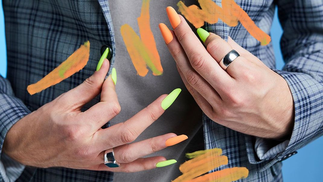 Adé Neon-Nails: Ihr sucht nach einer einfachen Methode, wie sich der UV-Nagellack wieder lösen lässt, dann lest jetzt weiter. 