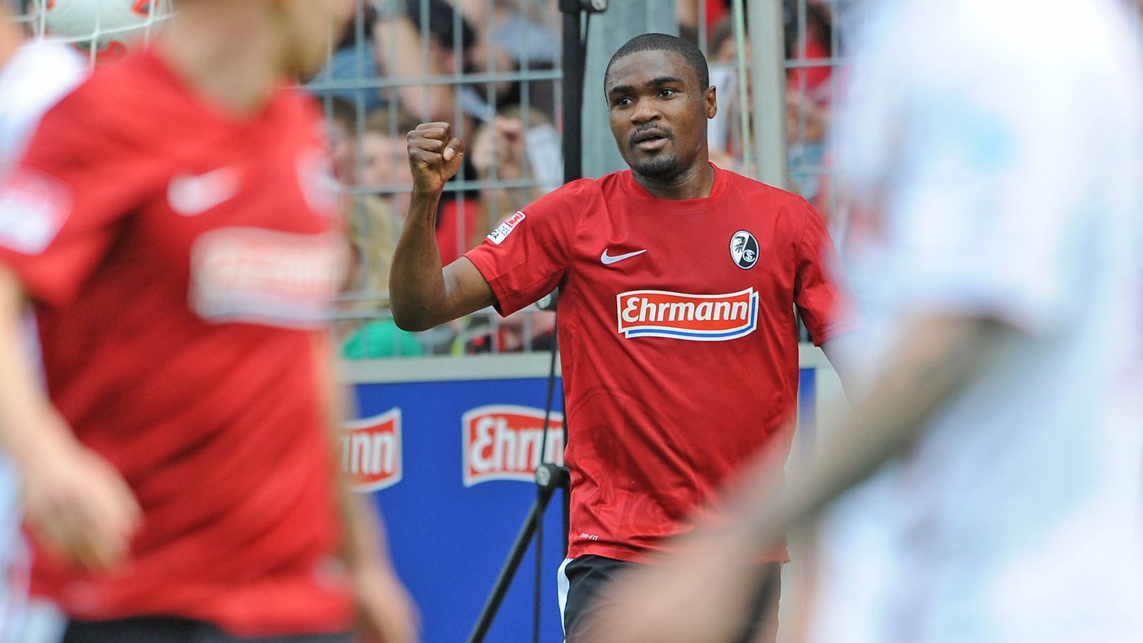 <strong>SC Freiburg: Cedric Makiadi</strong> <br>"Einer der erfolgreichsten Transfers in der Geschichte des SC Freiburg war wahrscheinlich der Wechsel von Cédric Makiadi im Jahr 2010. Makiadi war ein zentraler Mittelfeldspieler aus der Demokratischen Republik Kongo und spielte eine wichtige Rolle im Team. Er half dem Verein, in der Saison 2012/2013 in die Europa League zu gelangen und trug maßgeblich zum Erfolg bei."