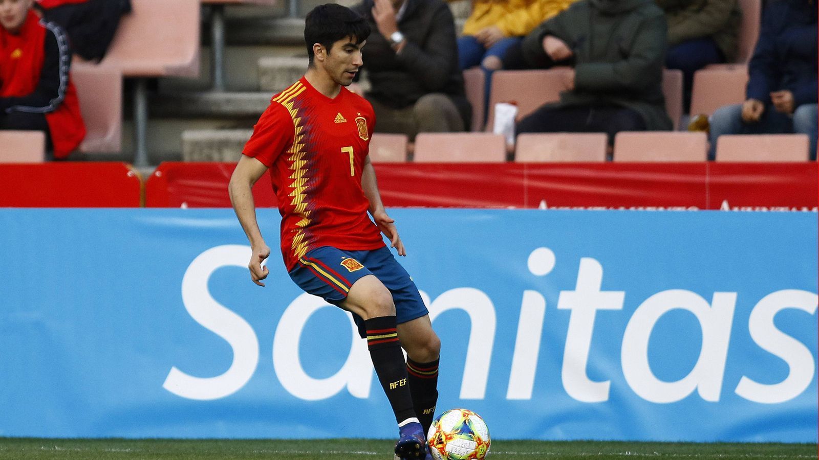 
                <strong>Carlos Soler (Spanien)</strong><br>
                Der Mittelfeldspieler ist ein Eigengewächs des FC Valencia. Er agiert vorzugsweise auf der rechten Seite, ist vor allem als Vorlagengeber sehr effektiv und kreiert dank seiner Übersicht viele Torchancen, kann aber auch selber abschließen. Der 22-Jährige stand bereits im Aufgebot der A-Nationalmannschaft. 
              