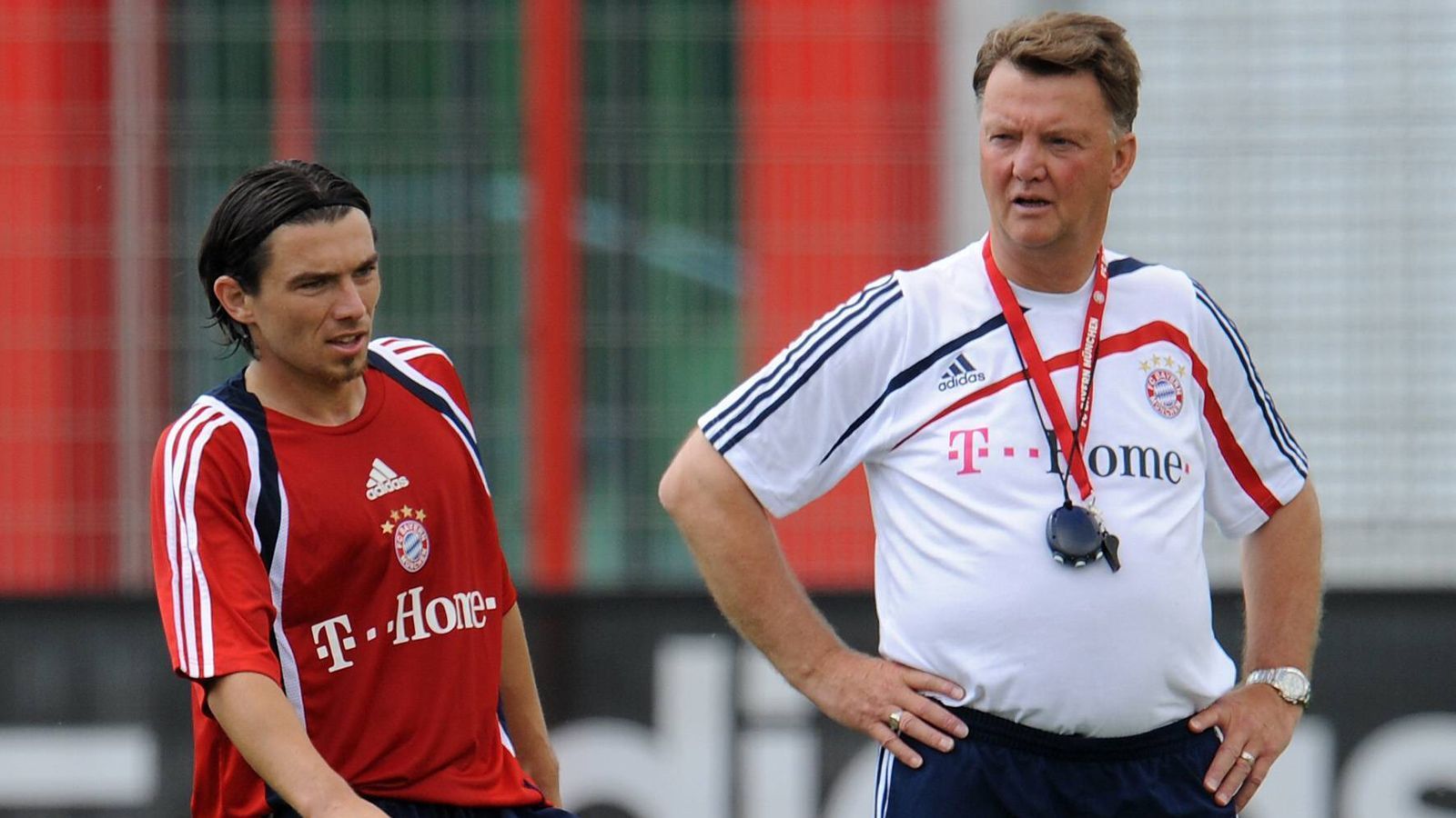 
                <strong>Louis van Gaal und Danijel Pranjic</strong><br>
                Als Louis van Gaal im Sommer 2009 bei den Bayern anheuerte, hatte der Niederländer genaue Vorstellungen zur Kaderplanung. Einer seiner Wunschspieler war Linksverteidiger Danijel Pranjic vom SC Heerenveen und er bekam den Kroaten auch. Solange van Gaal auf der Bank saß, lief es für Pranjic auch gut, er kam zu zahlreichen Einsätzen. Als der Niederländer dann aber gefeuert wurde und 2011 Jupp Heynckes übernahm, war Pranjic schnell außen vor - ein Umstand, den der Ex-Nationalspieler dem Van-Gaal-Nachfolger bis heute nicht verziehen haben dürfte. "Taktisch war Louis van Gaal Jupp Heynckes um Längen überlegen", erklärte Pranjic 2020 bei "Spox". Nach dem Bayern-Abgang 2012 spielte Pranjic noch für Klubs wie Sporting Lissabon, Celta Vigo oder Panathinaikos Athen. 
              