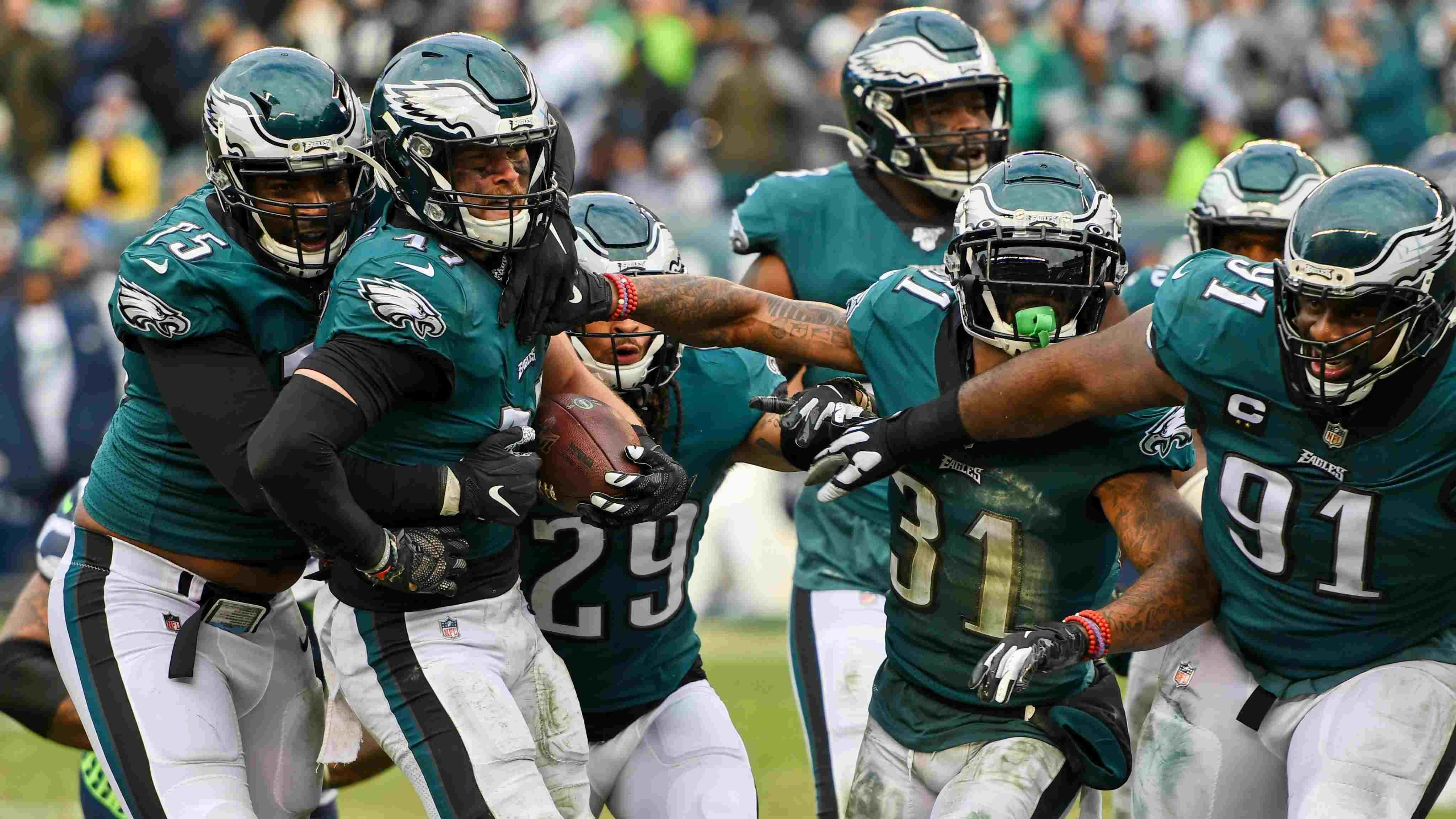 
                <strong>Philadelphia Eagles</strong><br>
                Mit Darius Slay haben die Philadelphia Eagles bereits einen Star-Cornerback verpflichtet, um die schwächelnde Secondary in der vergangenen Saison aufzuwerten. Besonders in der Physis fehlte es in der vergangenen Saison - ein Loch, welches Adams wohl ohne Probleme stopfen könnte. Die Aufwertung der Defense würde die Eagles zumindest in der Kommenden Saison zurück in den erweiterten Kreis der Super-Bowl-Contender werfen. Danach steht eine weitere Zusammenarbeit auf der Kippe, im Moment stehen die Eagles für die kommende Saison mit knapp 50 Millionen Dollar über dem Cap. Dennoch dürfte die Verlockung in Philadelphia groß sein, zumindest in der kommenden Saison Darius Slay und Jamal Adams zu vereinen.ran-Einschätzung: Falls jemand das Risiko eingeht, Adams nur für eine Saison zu verpflichten, dann sind es mit Sicherheit die Eagles. Die Chance auf einen weiteren Super Bowl könnte größer wiegen als die gesunde, finanzielle Zukunftsplanung. 
              