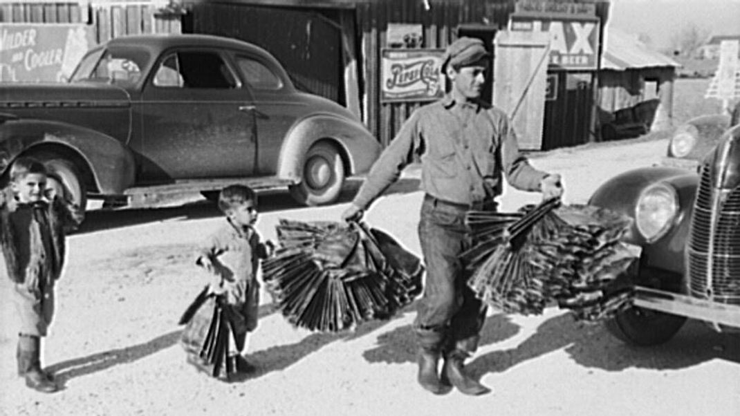 Ein kreolischer Trapper und seine Kinder mit Bisamratten-Pelzen, 1941 im US-Bundesstaat Louisiana.