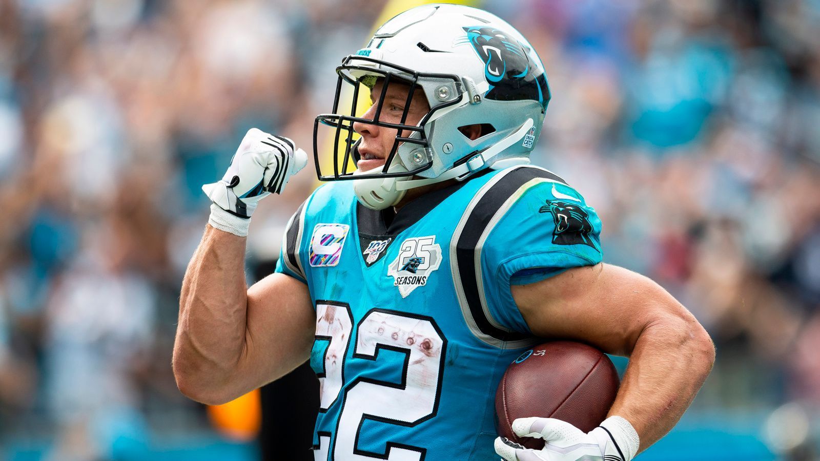 
                <strong>Offensive Player of the Year: Christian McCaffrey (Carolina Panthers) </strong><br>
                Er rennt, er rennt, er fängt, und dann rennt er wieder. Kurzum: Christian McCaffrey macht alles – jederzeit und immer wieder. Der Running Back ist die Allzweckwaffe der Carolina Panthers. Seine Spielbeteiligung: 165 Läufe und 42 Catches in acht Spielen! Er hat nicht nur 881 Yards und zehn Touchdowns erlaufen, sondern auch noch 363 Receiving-Yards und drei Receiving-Touchdowns vorzuweisen. Kein Spieler, der nicht die Position des Quarterbacks bekleidet, hat so einen großen Einfluss auf die eigene Offense wie McCaffrey.  
              