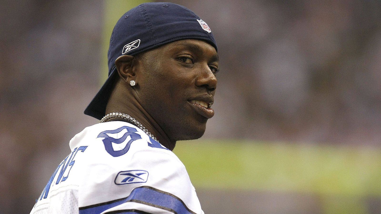 
                <strong>Terrell Owens</strong><br>
                Der Wide Receiver wurde von den Dallas Cowboys entlassen, obwohl er in der Saison 2008 beachtliche 69 Pässe für 1.052 Yards und 10 Touchdowns fing. Diese Zahlen waren jedoch ein Rückschritt im Vergleich zu seiner Saison 2007, in der er 81 Pässe für 1.355 Yards und 15 Touchdowns fing. Owens spielte daraufhin jeweils eine Saison bei den Buffalo Bills und den Cincinnati Bengals.
              