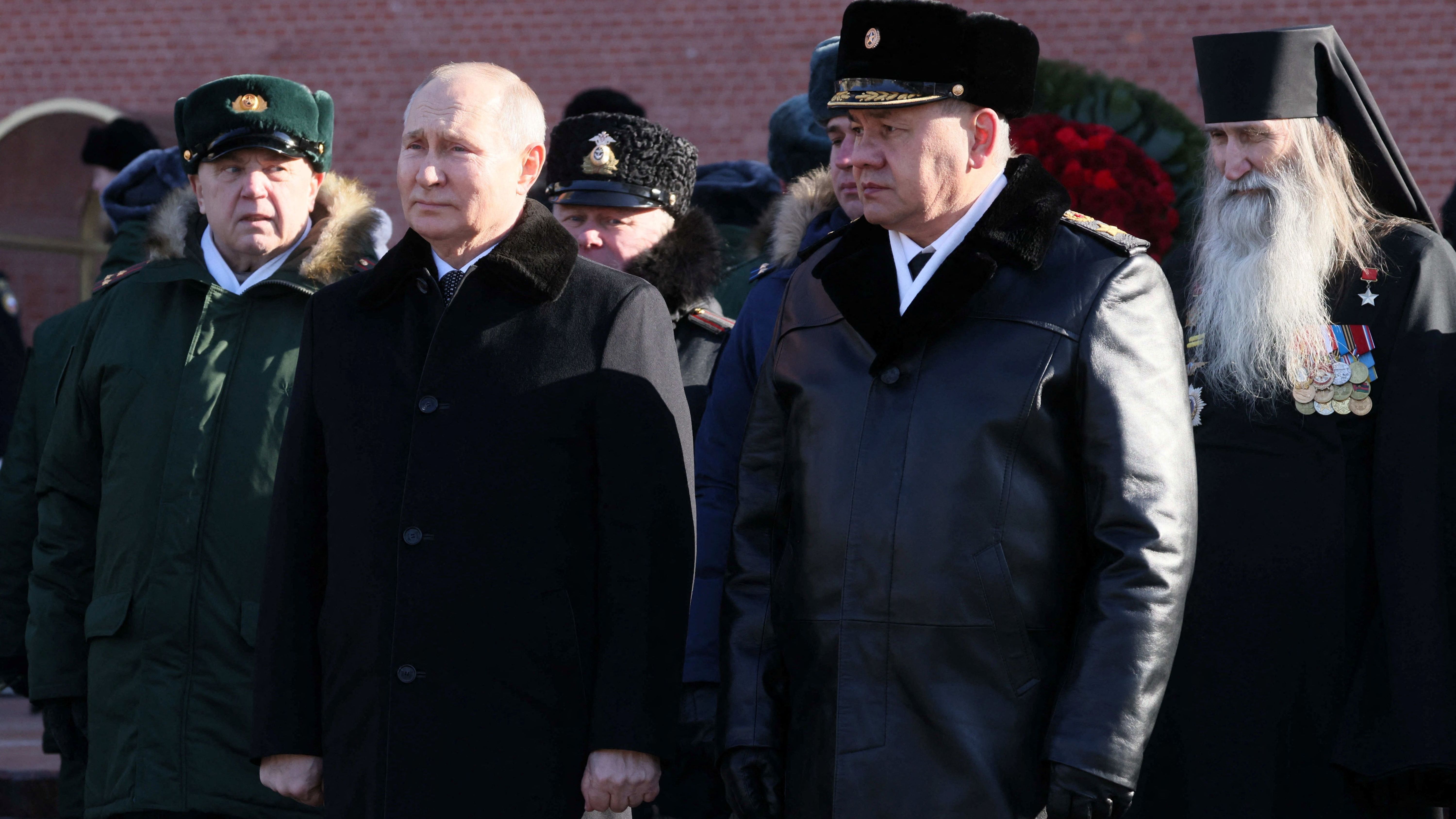 Russlands Präsident Wladimir Putin (Zweiter von links) und sein Verteidigungsminister Sergei Schoigu (Zweiter von rechts).
