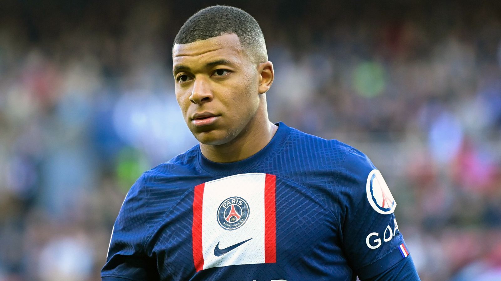 
                <strong>Platz 2: Kylian Mbappe (Paris St. Germain)</strong><br>
                &#x2022; Einkommen: 128 Millionen Euro<br>&#x2022; Gehalt: 110 Millionen Euro<br>&#x2022; Sponsoren-Einnahmen: 18 Millionen Euro<br>
              