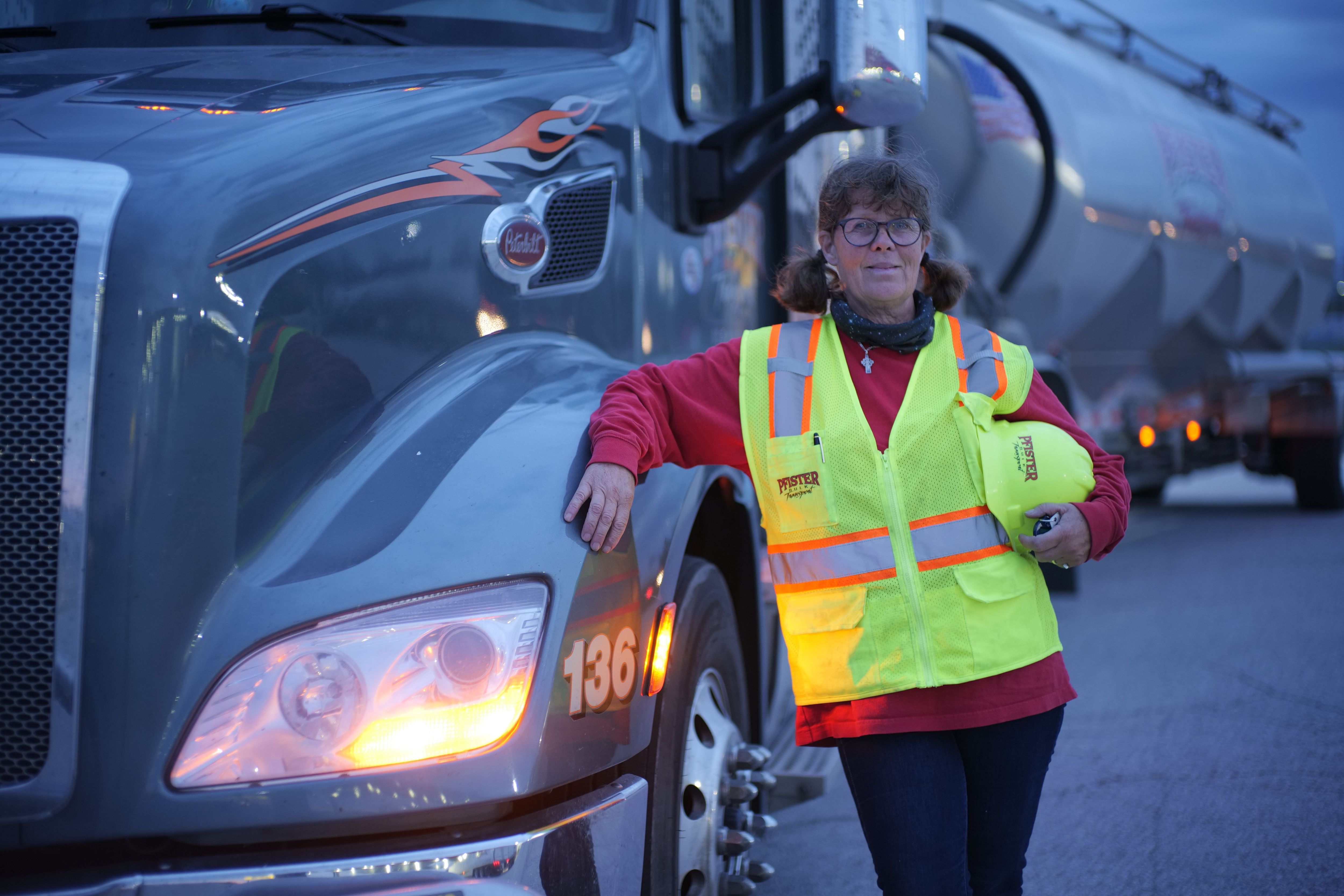 "Trucker Babe" Uschi neben ihrem Silo-Truck.