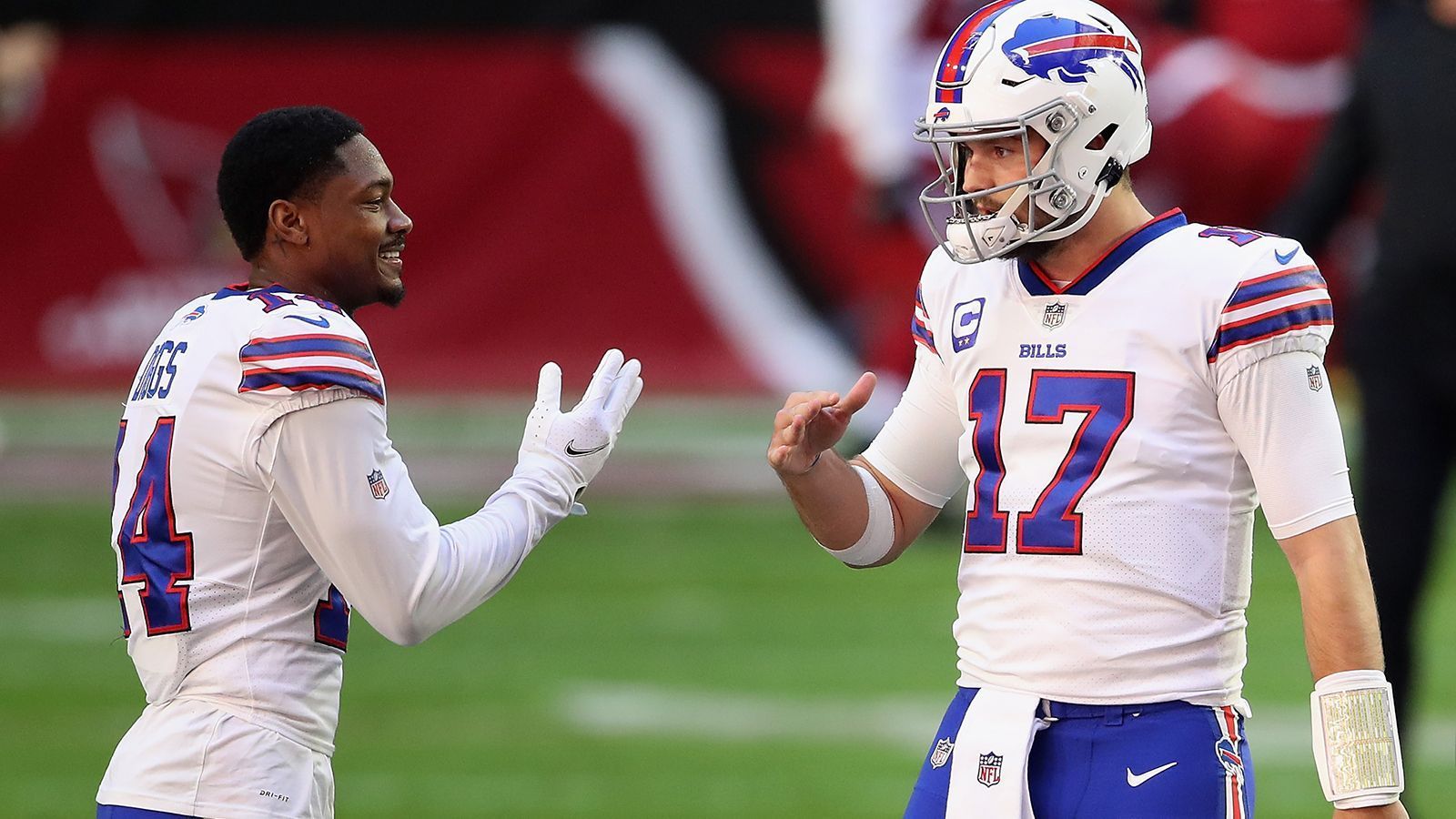 
                <strong>"Duo Infernale" bei den Buffalo Bills</strong><br>
                Kaum ein Team konnte in dieser Saison so sehr überzeugen wie die Buffalo Bills. Der Zuzug von Wide Receiver Stefon Diggs von den Minnesota Vikings veränderte alles. Dazu schaffte Quarterback Josh Allen in seiner dritten NFL-Saison den Durchbruch. Der 24-Jährige legte 4.544 Passing Yards, 37 Touchdown-Pässe und acht Rushing Touchdowns auf und konnte seine Stats im Vergleich zur letzten Saison in fast allen Bereichen verdoppeln. Diese zauberhaften Zahlen verdankt das junge Talent auch seiner ersten Anspielstation. Diggs fing insgesamt 126 Pässe - kein anderer Spieler in dieser Saison fing mehr. Außerdem sind es die sechstmeisten Catches in einer Saison in der NFL-Geschichte.
              