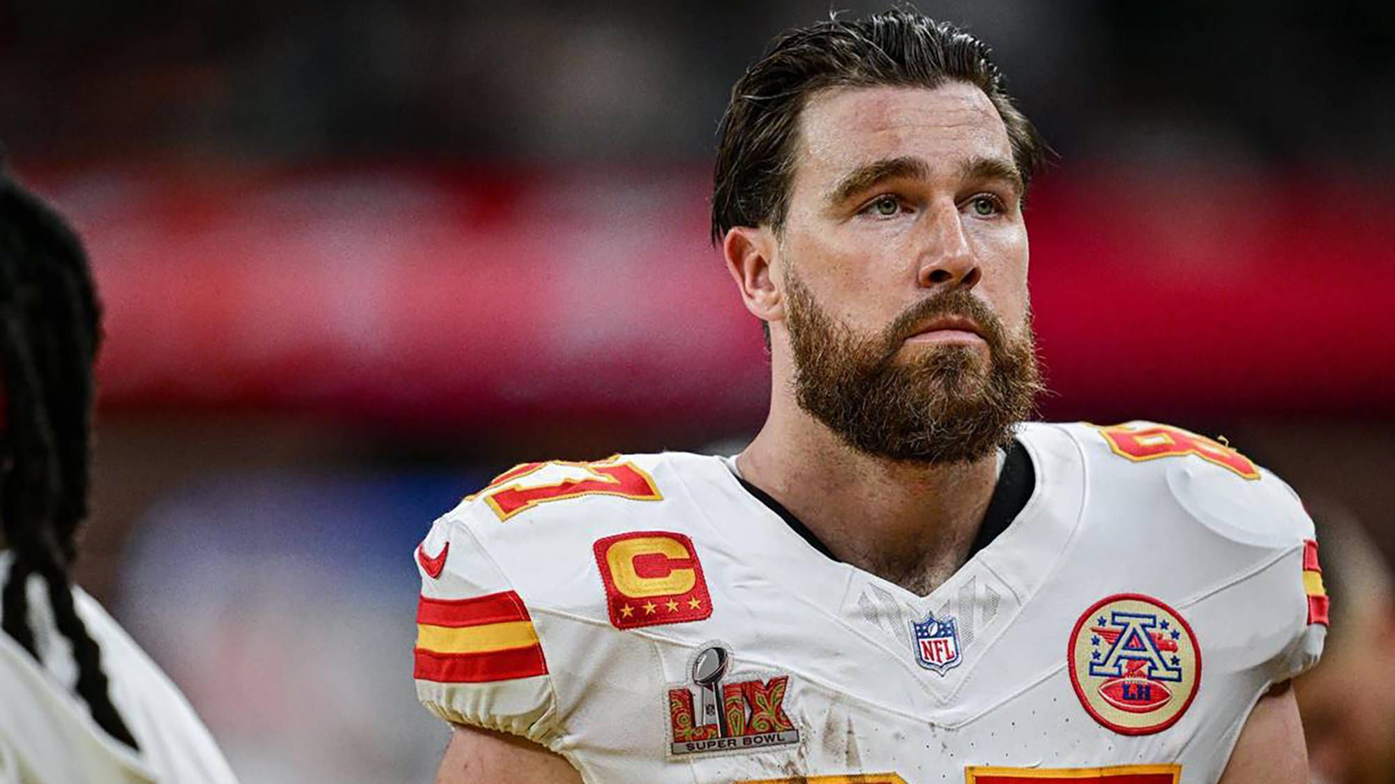 <strong>Kansas City Chiefs: Post-Kelce-Ära einleiten</strong><br>Dass Travis Kelce allmählich abbaut, war in der Vorsaison deutlich zu sehen. Was zur Folge hat, dass sich auch die offensive Identität der Chiefs verändern muss. Wer wird für Quarterback Patrick Mahomes das neue verlässliche Allzweck-Target? An Receiver-Optionen mangelt es nicht, vor allem nach der Rückkehr von Rashee Rice.