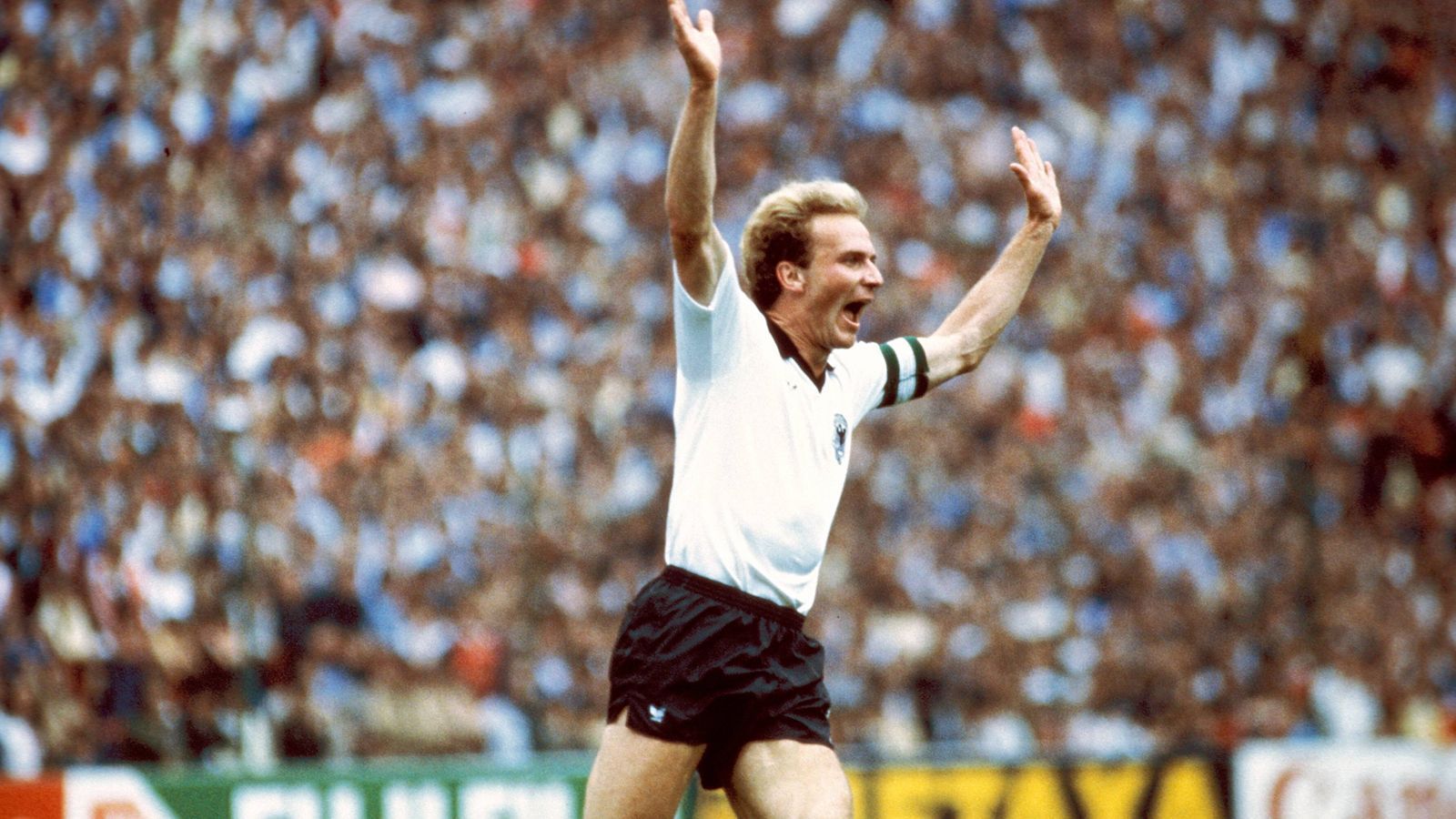 
                <strong>Karl-Heinz Rummenigge</strong><br>
                Karl-Heinz Rummenigge gehörte zu seiner Zeit zu den besten Stürmern der Welt. Dem FC Bayern bescherte er mit seinen Toren nationale und internationale Titel. Mit der DFB-Auswahl wurde der 67-Jährige zudem Europameister. Bis heute ist er zusammen mit Franz Beckenbauer der einzige Deutsche, der den Ballon d'Or zwei Mal gewinnen konnte. Eine Legendenkarte in FIFA ist daher längst überfällig.
              