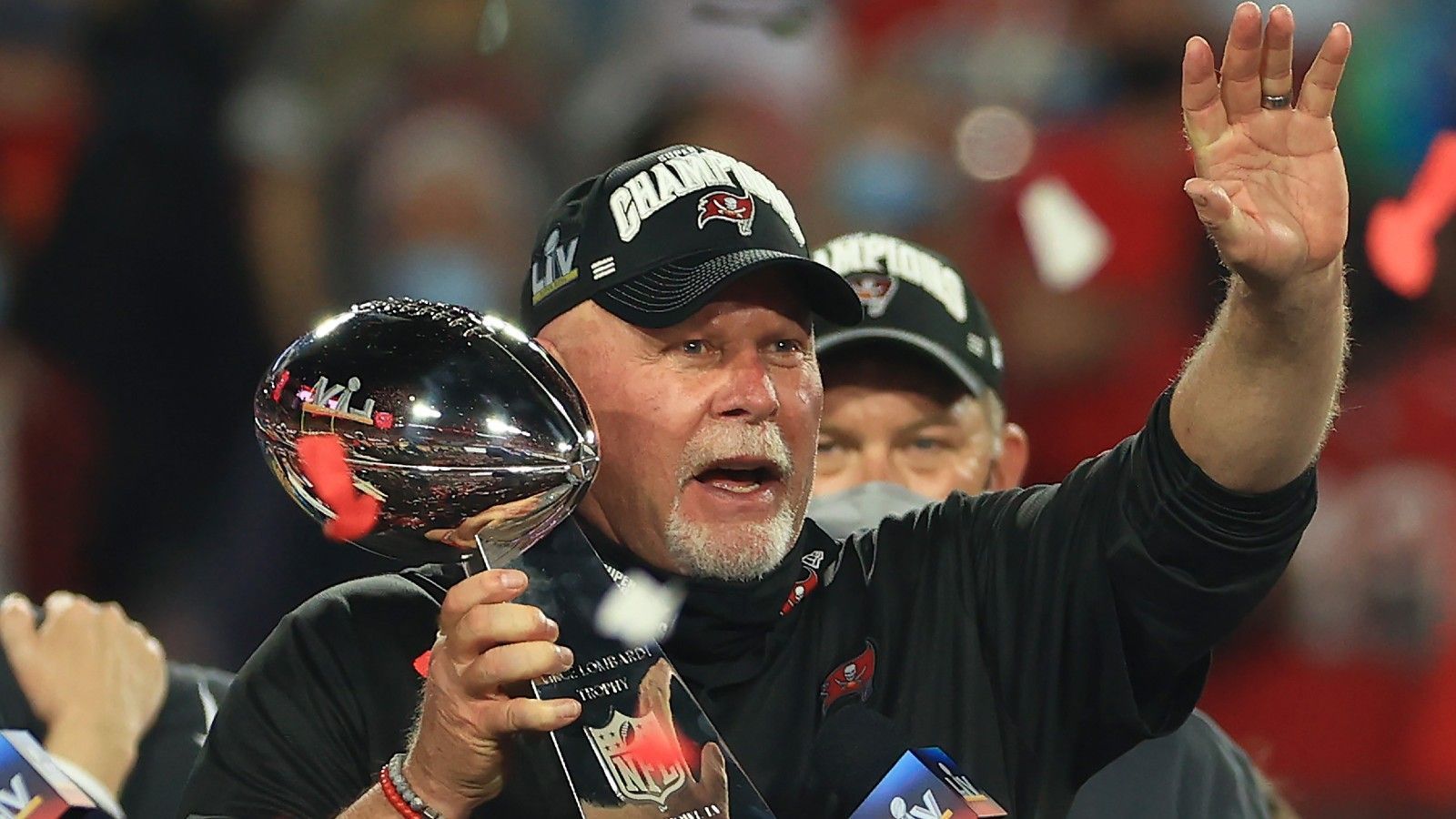 
                <strong>Arians ältester Sieger-Coach</strong><br>
                Head Coach Bruce Arians stellte mit dem Sieg seines Teams ebenfalls einen neuen Rekord auf. Er ist mit 68 Jahren nun der älteste Coach, dem ein Triumph im NFL-Endspiel gelungen ist. Bisheriger Rekordhalter war Patriots-Coach Bill Belichick mit 66 Jahren.
              