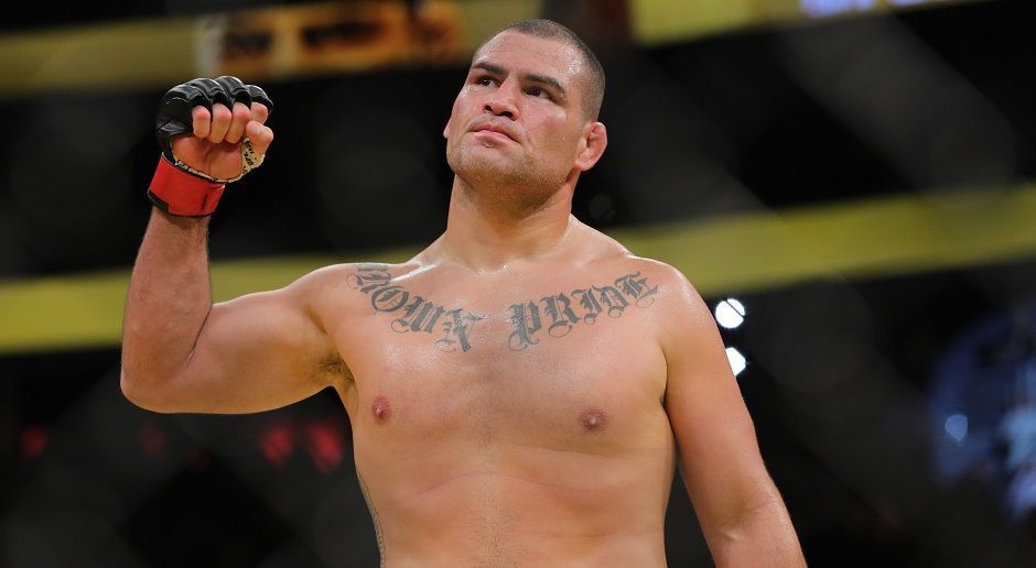 
                <strong>Cain Velasquez</strong><br>
                Cain Velasquez ist zweimaliger Schwergewichts-Champion und besiegte einige der besten Schwergewichtler der Welt. Er könnte in der UFC der Größte aller Zeiten werden, doch seine Verletzungsanfälligkeit hindert ihn daran, kontinuierlich im Octagon zu stehen.
              