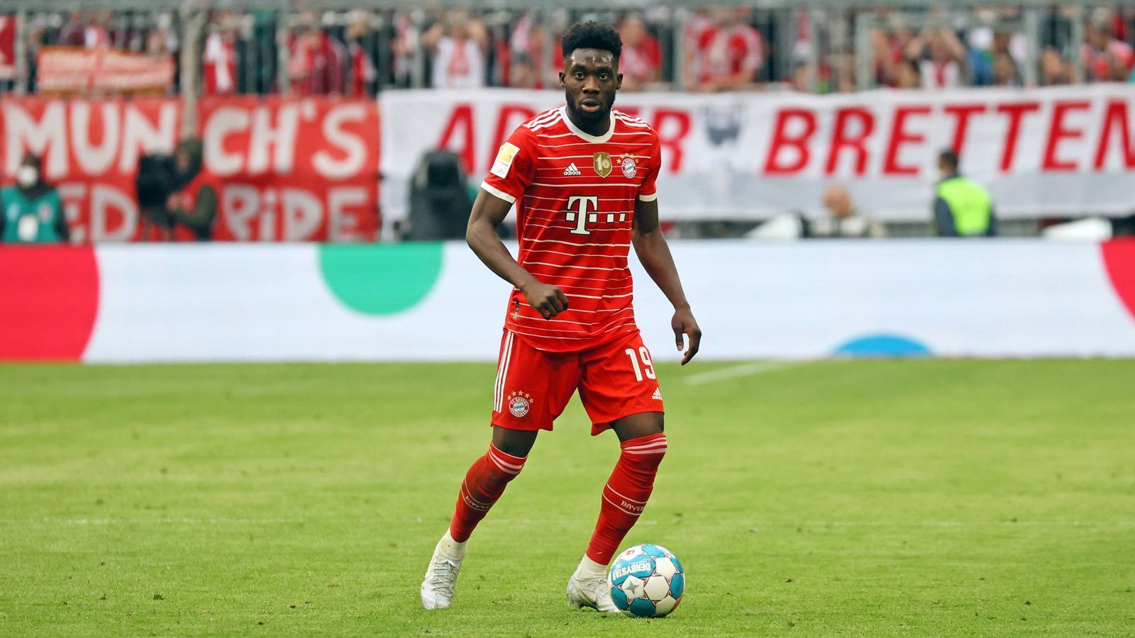 
                <strong>10. Platz: Alphonso Davies</strong><br>
                Gehalt: Bis zu  Millionen Euro pro Jahr
              