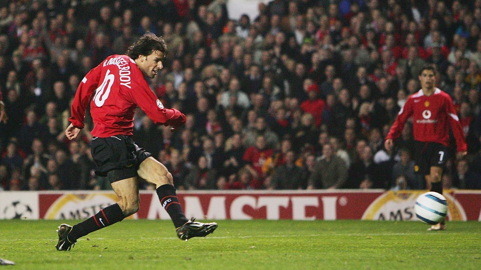 
                <strong>Ruud van Nistelrooy (4 Tore)</strong><br>
                2003 zerlegte "Van the Man" Sparta Prag beim 4:0 im Alleingang. Weitere Spieler mit vier Toren: Andrej Shewtschenko, Bafetimbi Gomis, Dado Prso,Simone Inzaghi und Marco van Basten.
              