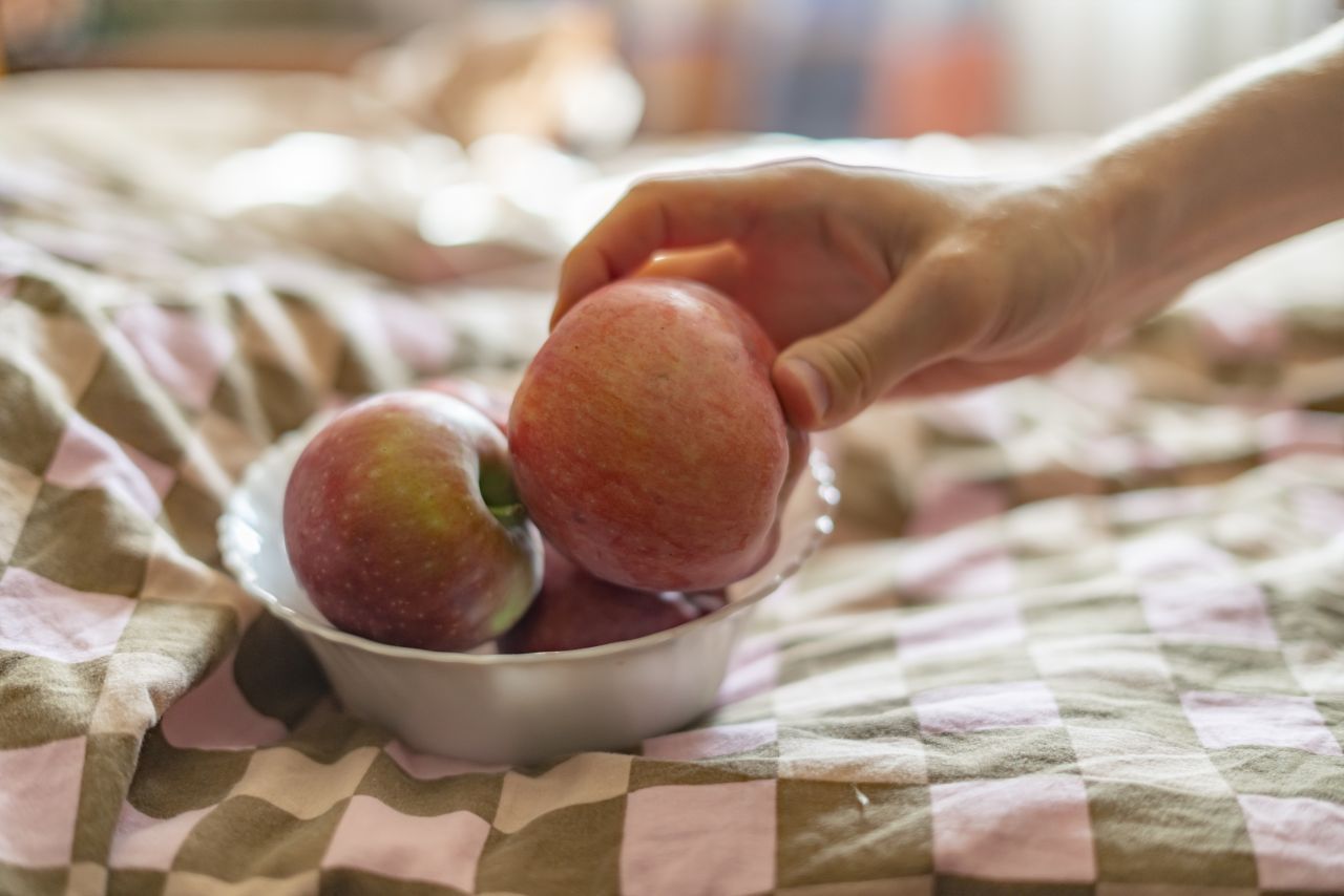 Auflösung: Nein, obwohl sich dieses Gerücht hartnäckig hält. Äpfel können keinen Zahnbelag komplett lösen. Direkt nach dem Essen eines Apfels die Zähne zu putzen, ist übrigens nicht klug. Besser erst 30 Minuten warten, weil beim Putzen direkt nach dem Essen der Zahnschmelz angegriffen werden kann.