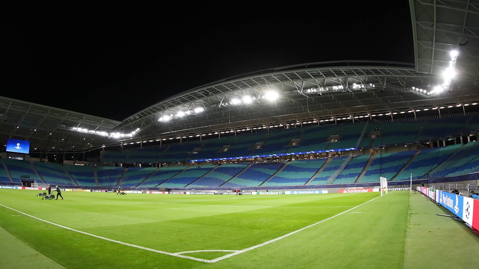 
                <strong>RB Leipzig: Einzigartige Architektur und viele Rekorde</strong><br>
                Die Red-Bull-Arena ist in eine prächtige Grünlandschaft eingebettet. Das geschwungene Dach sorgt für schöne Fotomotive von außen und ein beeindruckendes Erlebnis von innen. Der Schwung zieht sich auch durch die Farben und Anordnungen der Sitze, die allerdings noch in hell- und dunkelblau angelegt sind. 1957 strömten 110.000 Zuschauer zum Länderspiel der DDR gegen die CSSR ins Zentralstadion – bis heute Rekord in Deutschland.
              