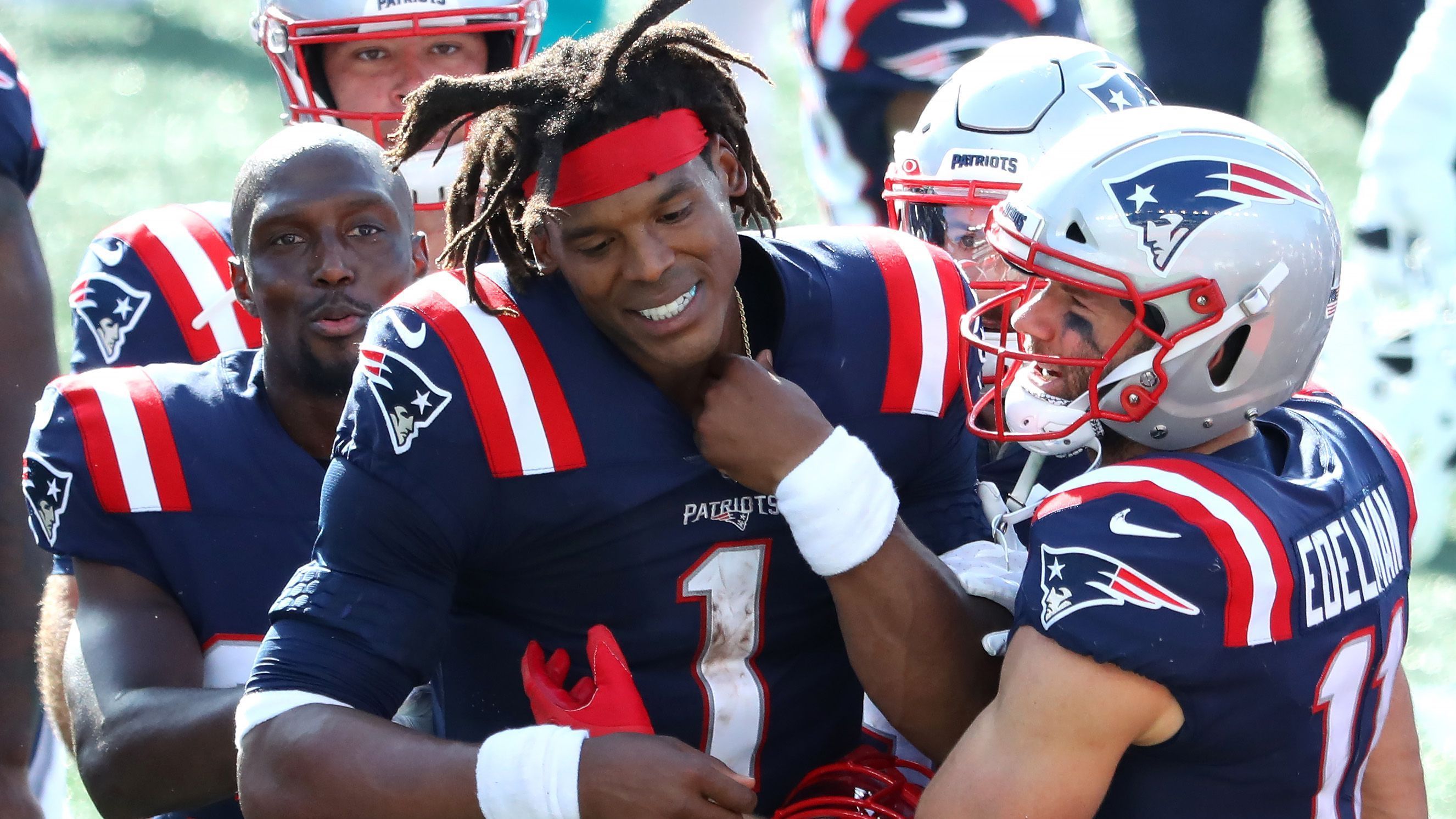 
                <strong>Gewinner: New England Patriots</strong><br>
                Neue Zeitrechnung in New England nach dem Abgang von Quarterback Tom Brady. Cam Newton kam spät in der Offseason hinzu und bietet den Patriots ein Skillset, wie es kaum unterschiedlicher sein könnte zu dem seines Vorgängers. Das komplett umgebaute und auf "Super-Cam" zugeschnittene Offensive Scheme zeigte sich bereits beim Sieg gegen die Dolphins in starker Ausprägung. Newton (15/19, 155 Passing Yards, 0 TDs) ging im Passspiel kein unnötiges Risiko und verzichtete fast komplette auf Deep Balls und Pässe in enge Fenster. Stattdessen haben die Patriots nun den ungewohnten Luxus eines mobilen, laufstarken Quarterbacks, der die Gegner mit viel Play Action und Zone Reads überraschen kann und den Fokus der Offense auf den Boden und nicht in die Luft legt. 15 Laufversuche für 75 Rushing Yards und zwei Rushing Touchdowns sprechen eine klare Sprache, was man in Zukunft von den Patriots erwarten darf. Mastermind Bill Belichick hat wohl mal wieder aus der Not eine Tugend gemacht.
              