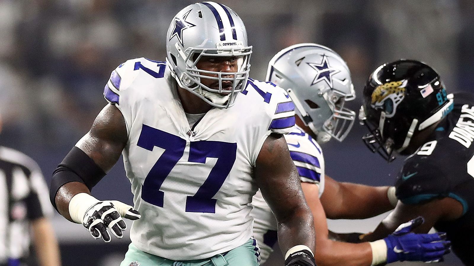 
                <strong>9. Pick: Dallas Cowboys - Tyron Smith (Offensive Tackle, USC)</strong><br>
                Die Dallas Cowboys entschieden sich an neunter Position für Tyron Smith und wählten somit den ersten O-Liner des Drafts. Wie wichtig dieser Pick war, zeigte sich in den Folgejahren - in seiner ersten Saison noch als Right Tackle eingesetzt, wechselte Smith 2012 auf die linke Seite und dominierte dort die gegnerischen Pass Rusher. Der Lohn sind unter anderem sieben Pro-Bowl-Nominierungen sowie die Berufung in das All-Decade-Team 2010 der NFL.
              