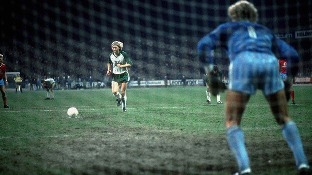
                <strong>Michael Kutzop</strong><br>
                Am vorletzten Spieltag der Bundesliga-Saison 1985/86 kann Werder Bremen mit einem Sieg gegen Bayern München Meister werden. In der 88. Minute hat Michael Kutzop mit einem Elfmeter die Chance zum Sieg, doch er schießt rechts am Tor vorbei. Bayern München wird Meister.
              